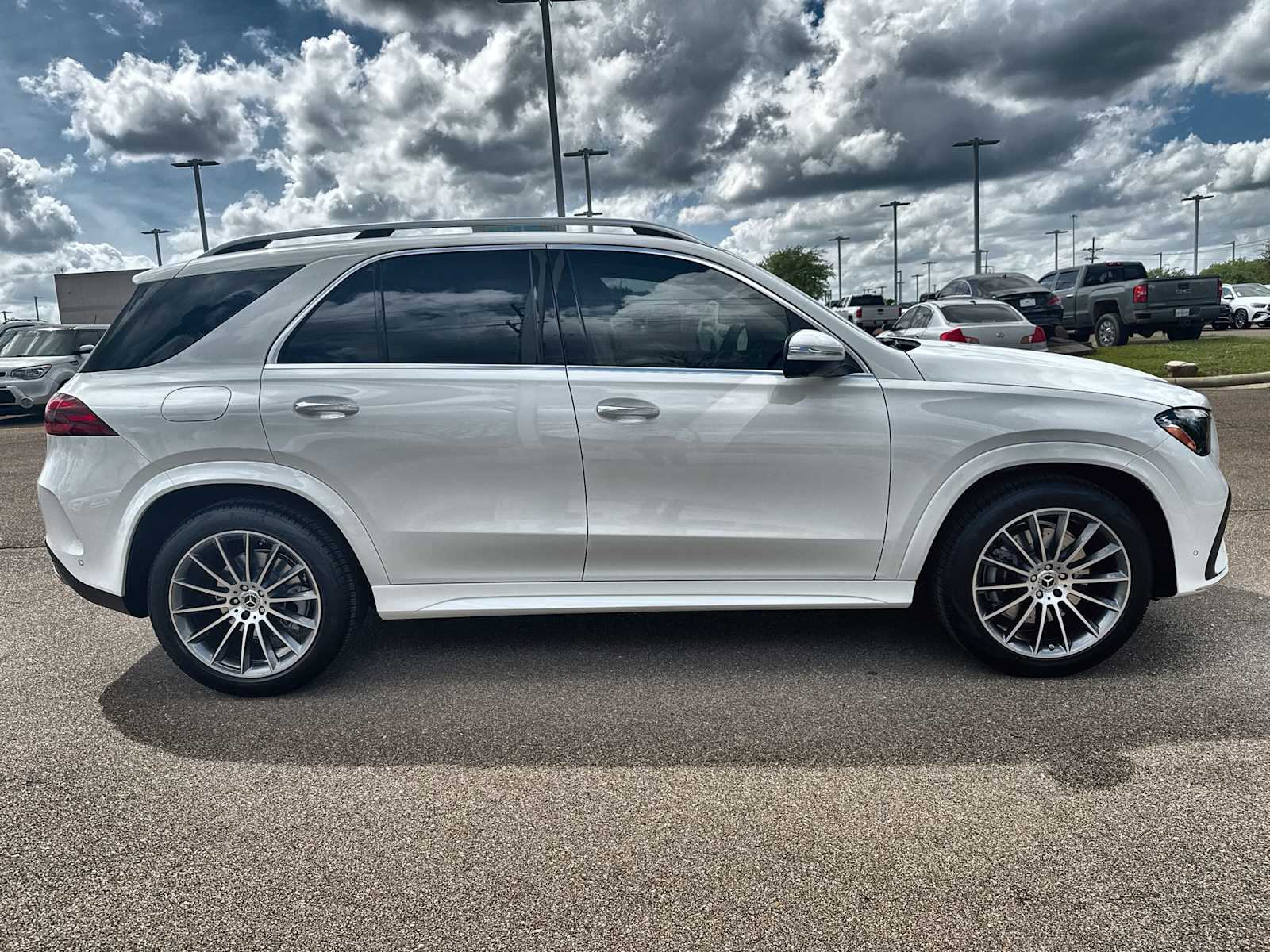 Thumbnail: 2026 Mercedes-Benz GLE - 10