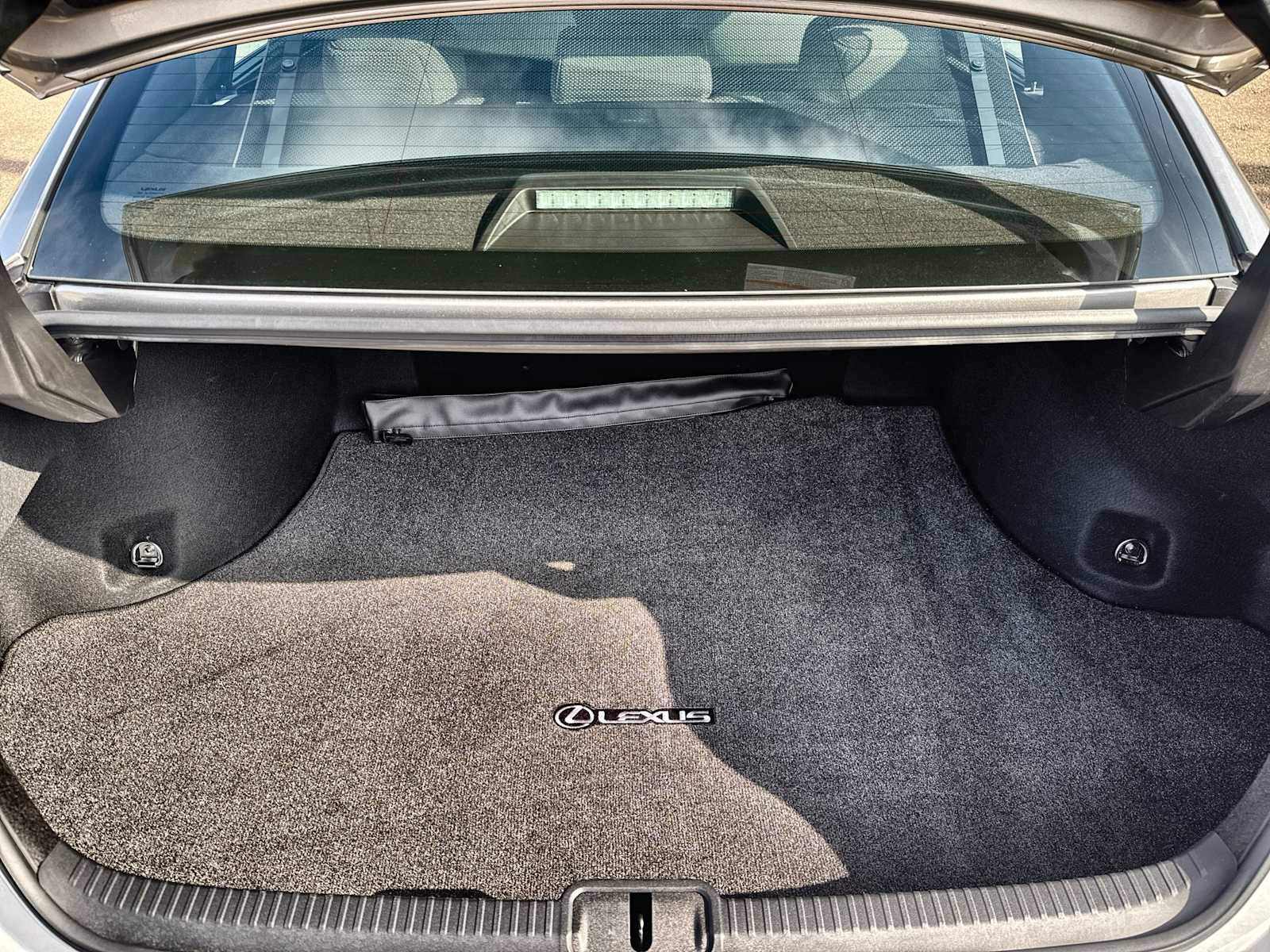 Thumbnail: 2021 Lexus ES - 17