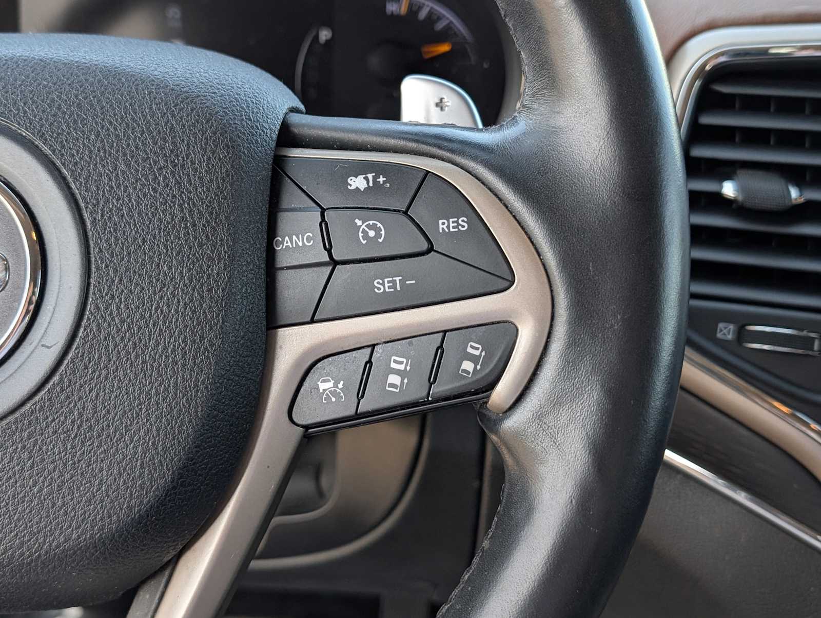 Thumbnail: 2015 Jeep Grand Cherokee - 12