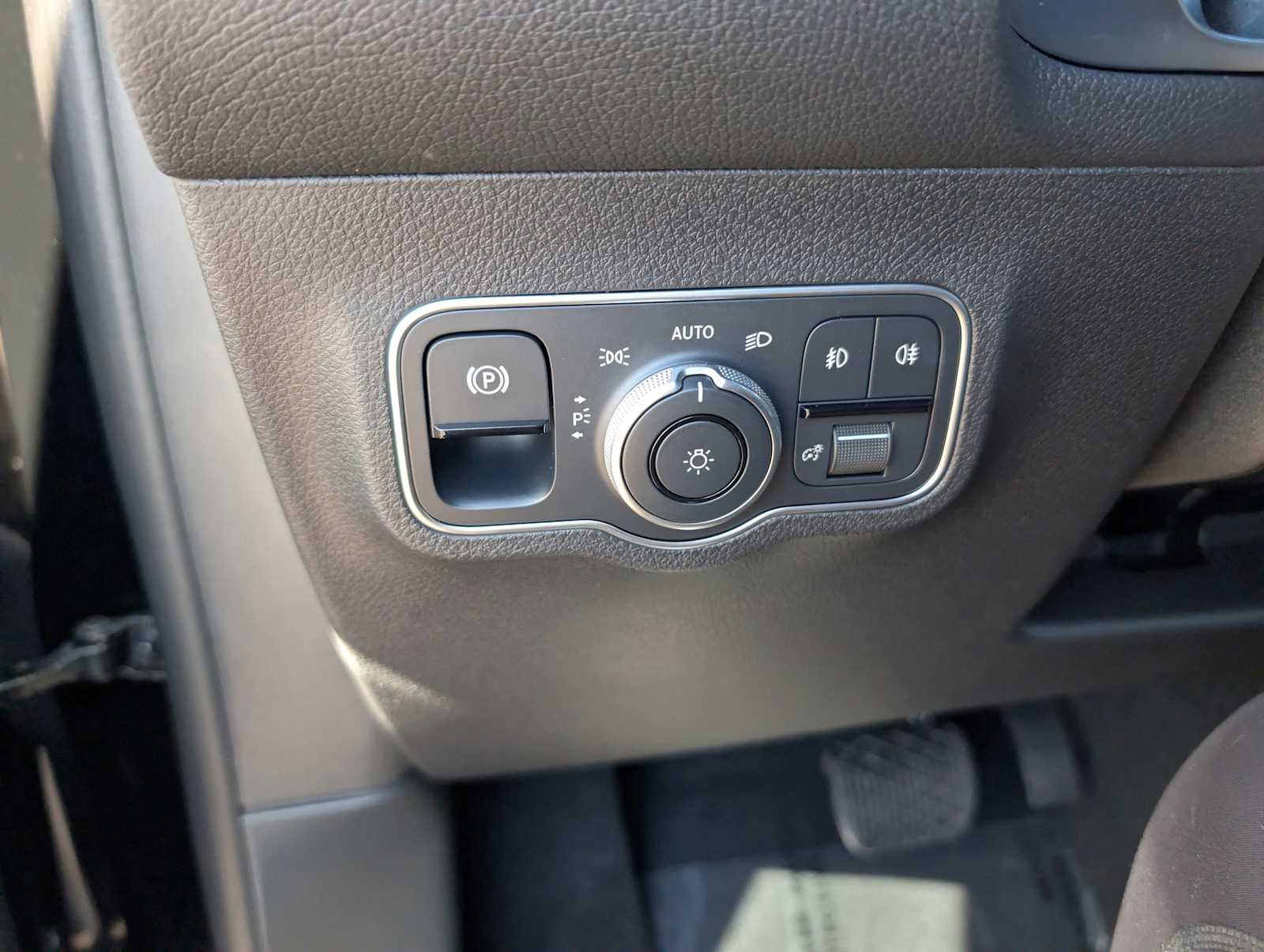 Thumbnail: 2026 Mercedes-Benz GLB - 9