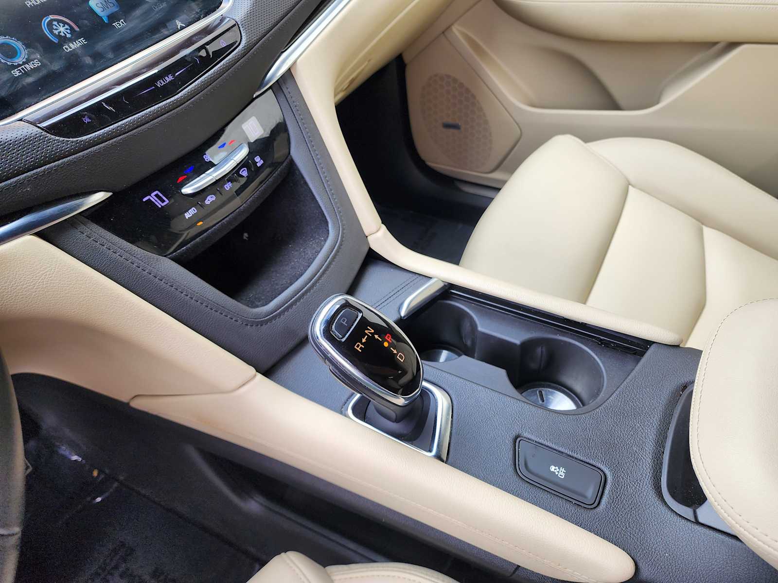 Thumbnail: 2017 Cadillac XT5 - 13