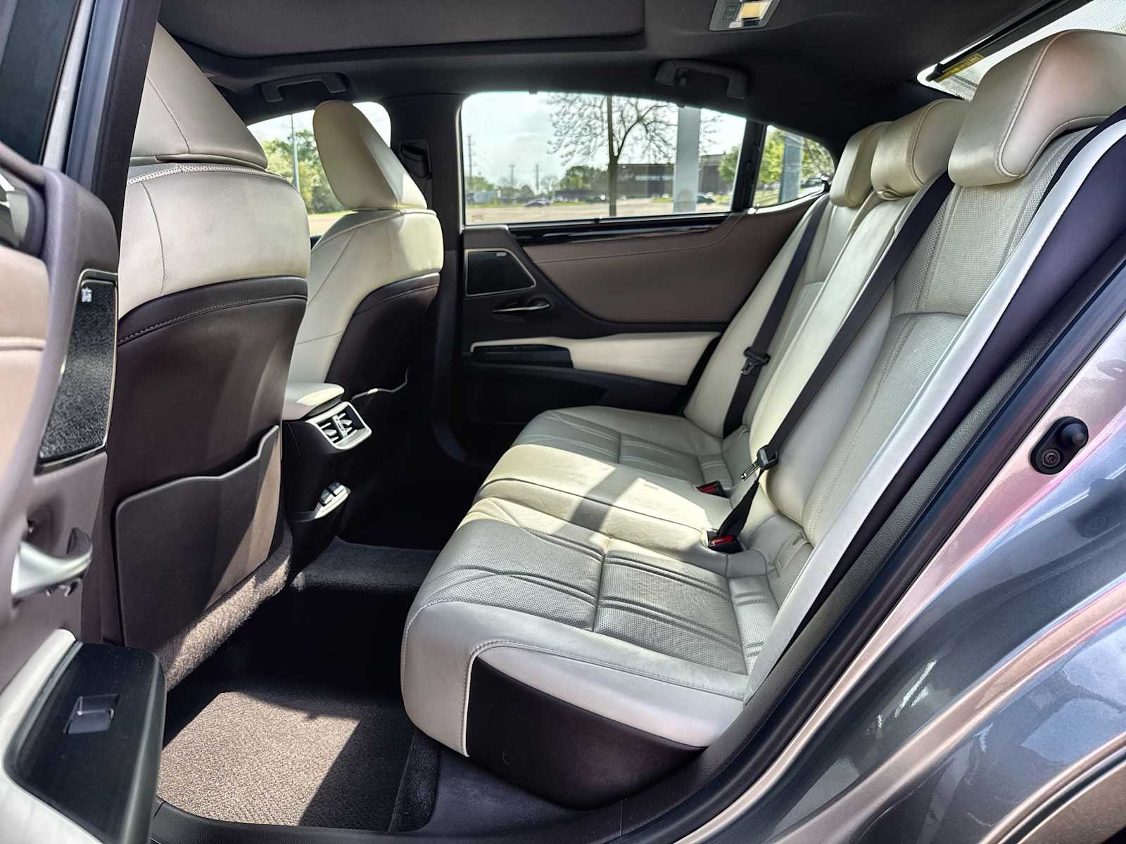 Thumbnail: 2021 Lexus ES - 4