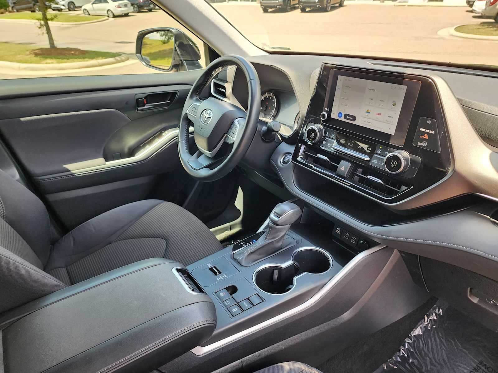 Thumbnail: 2023 Toyota Highlander - 17