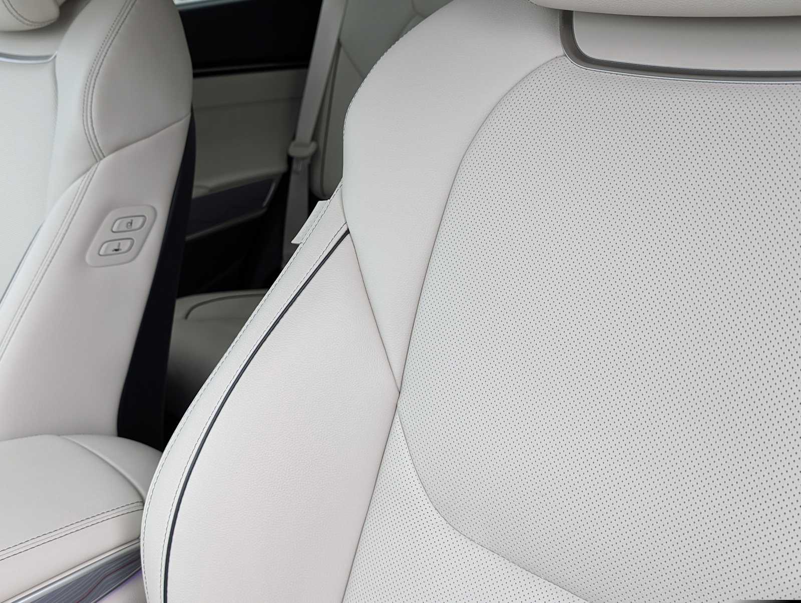 Thumbnail: 2022 Genesis GV70 - 27