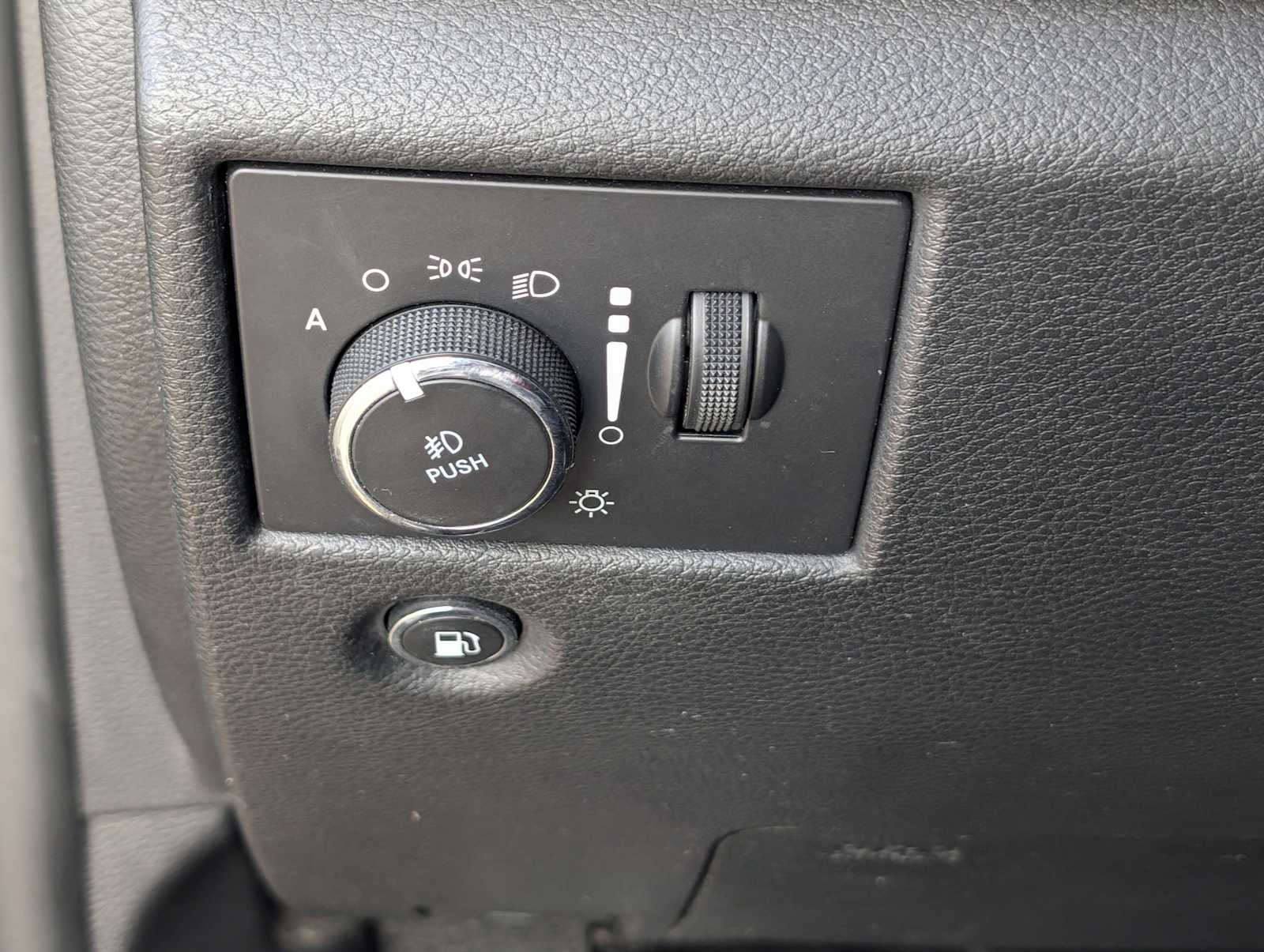 Thumbnail: 2019 Jeep Grand Cherokee - 16