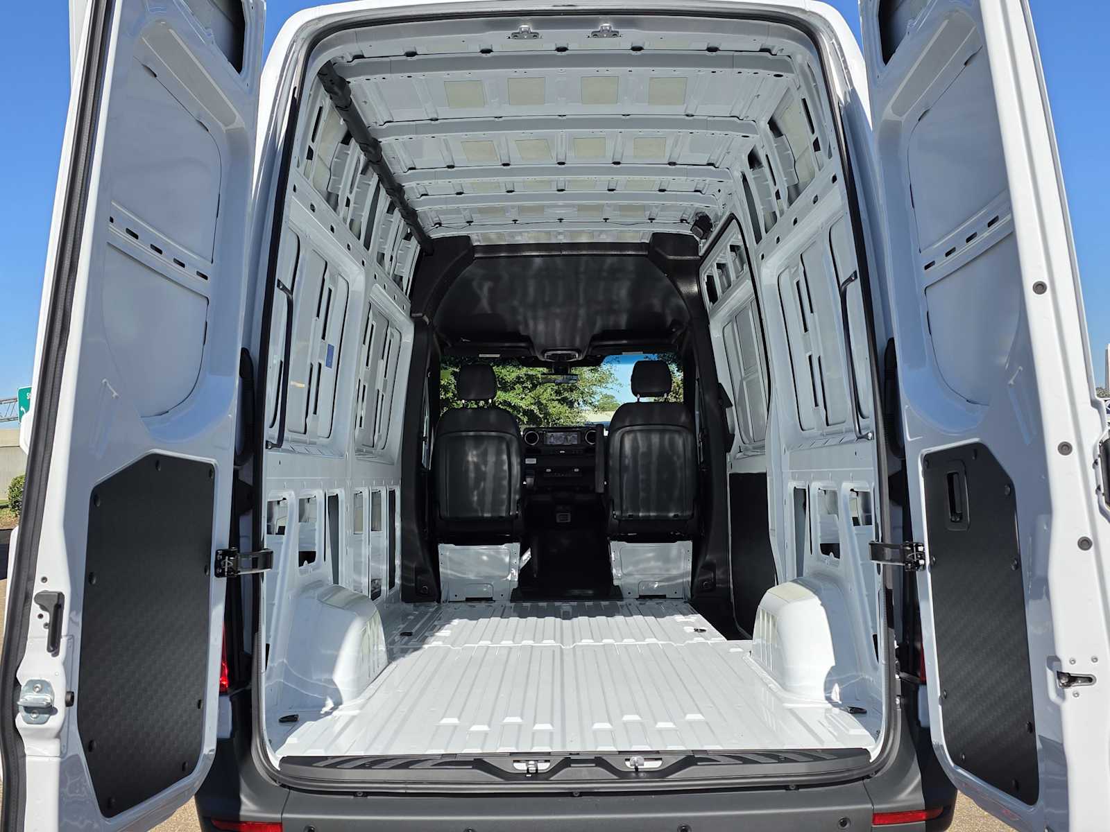 Thumbnail: 2026 Mercedes-Benz Sprinter - 7