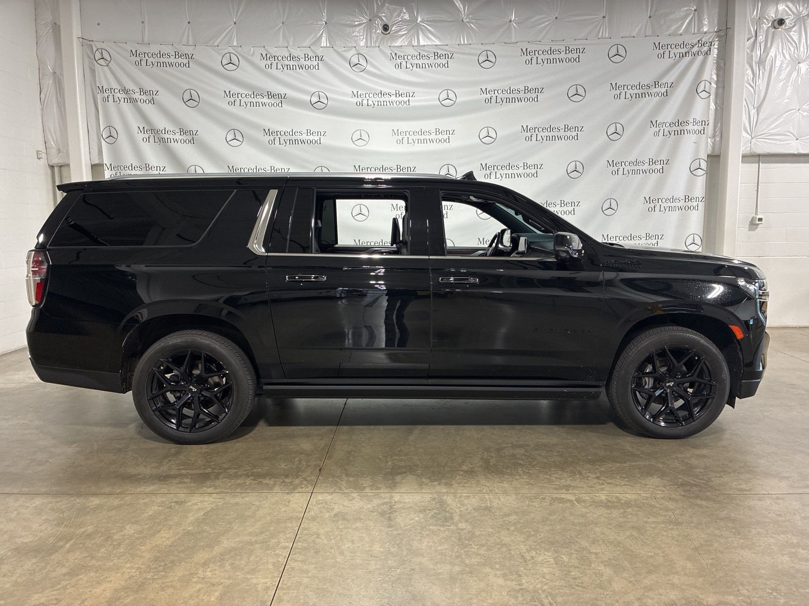 2021 Chevrolet Suburban High Country photo 2