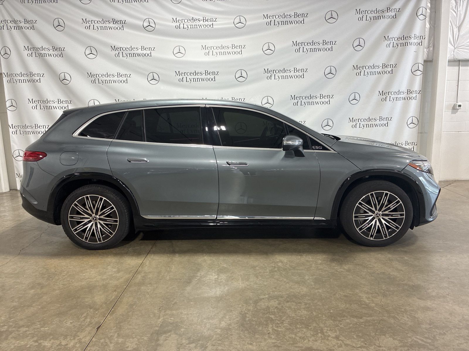 2023 Mercedes Benz EQS SUV 450 4MATIC photo 3