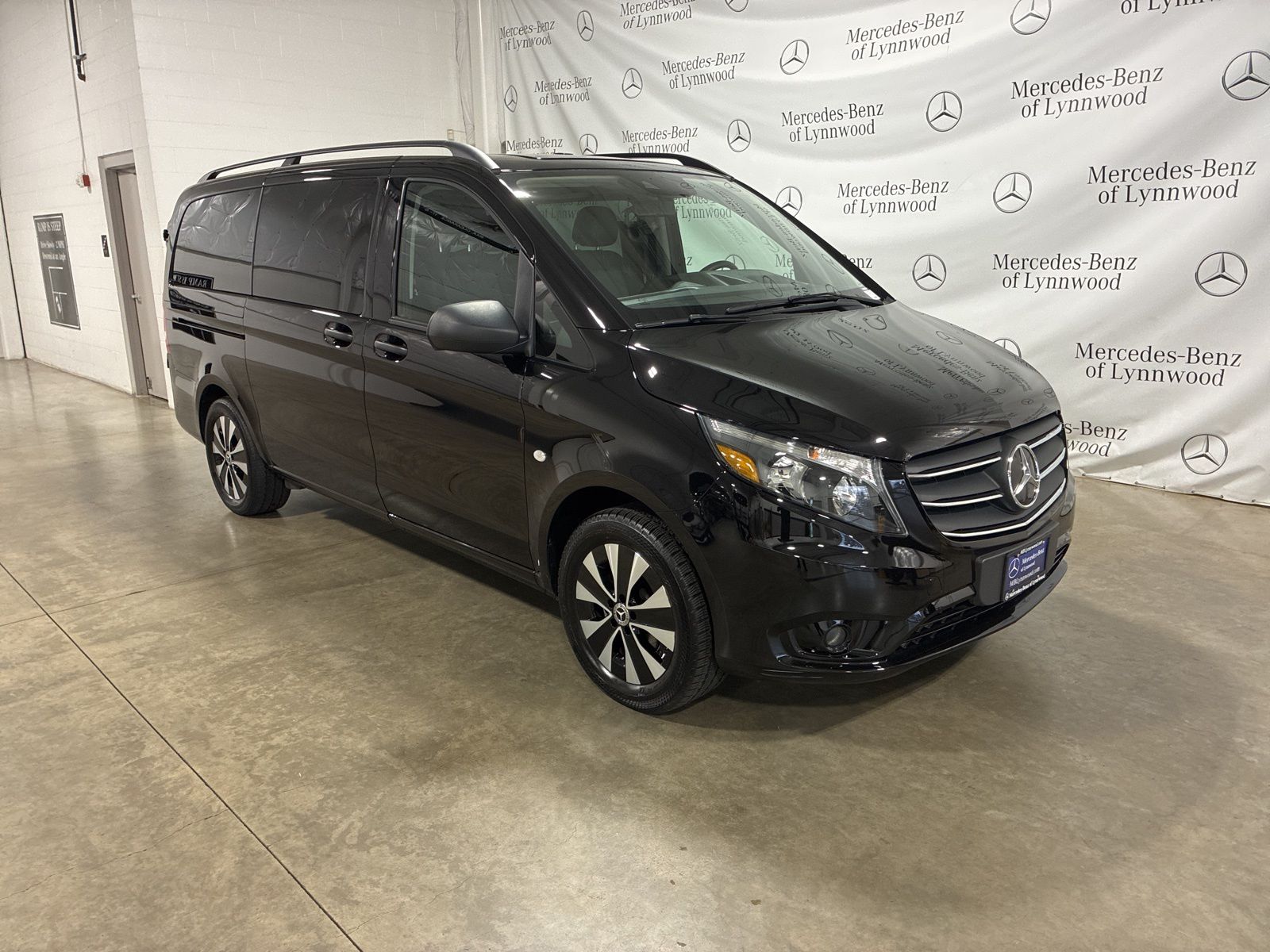 2023 Mercedes-Benz Metris Passenger Van Base's photo