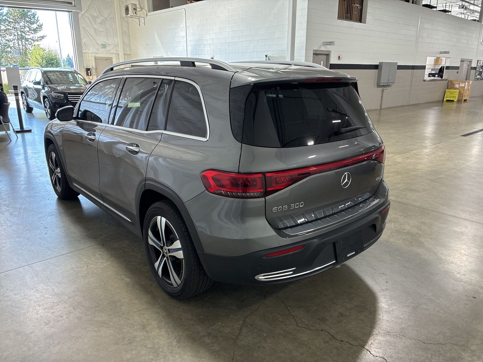 2023 Mercedes Benz EQB 300 4MATIC photo 2