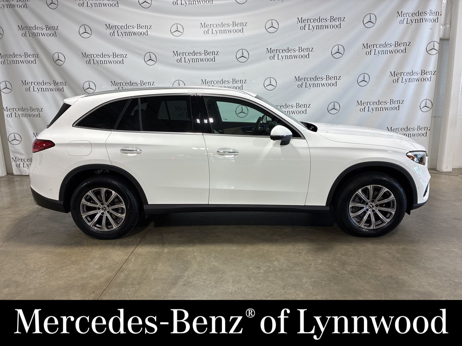 2025 Mercedes Benz GLC 300 4MATIC photo 2