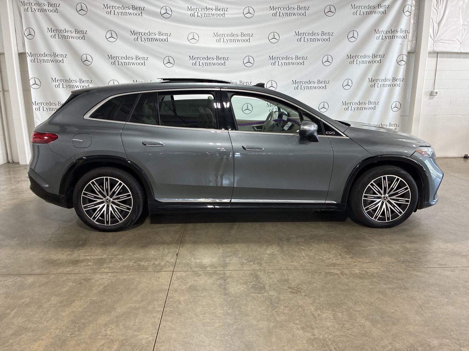 2023 Mercedes Benz EQS SUV 450 4MATIC photo 2