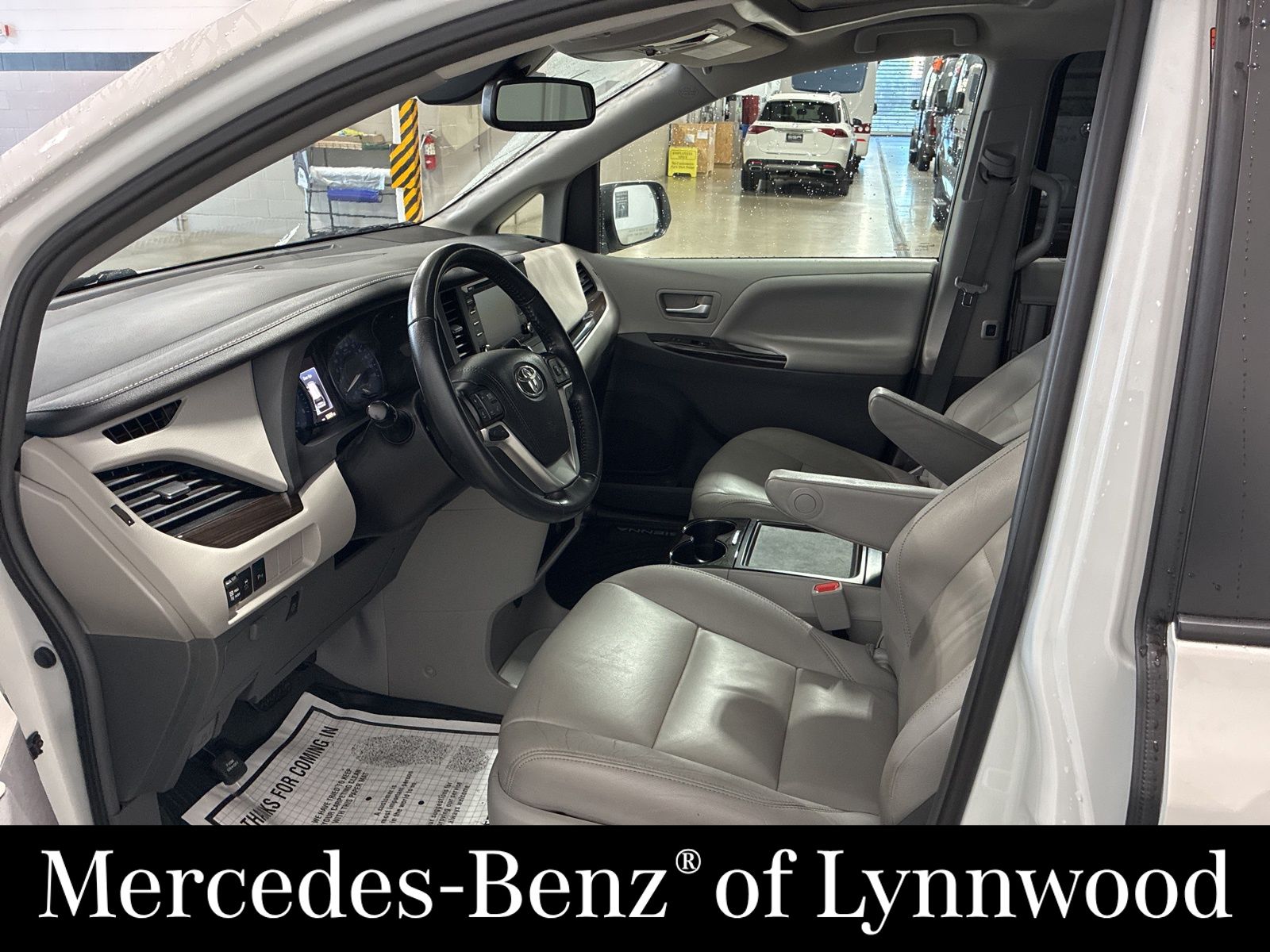 2019 Toyota Sienna XLE photo 4