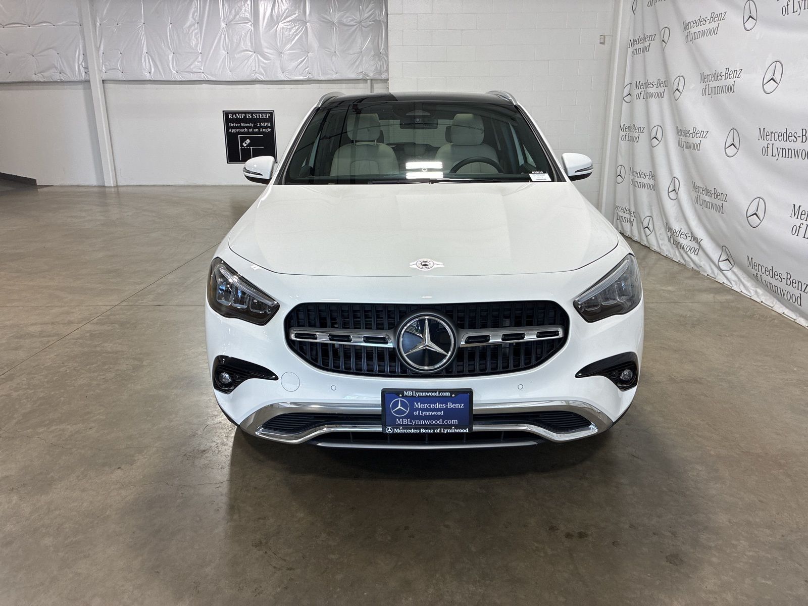 2025 Mercedes Benz GLA 250 4MATIC photo 2