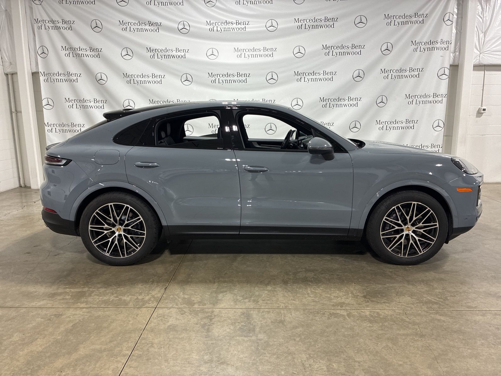 2024 Porsche Cayenne Coupe photo 2