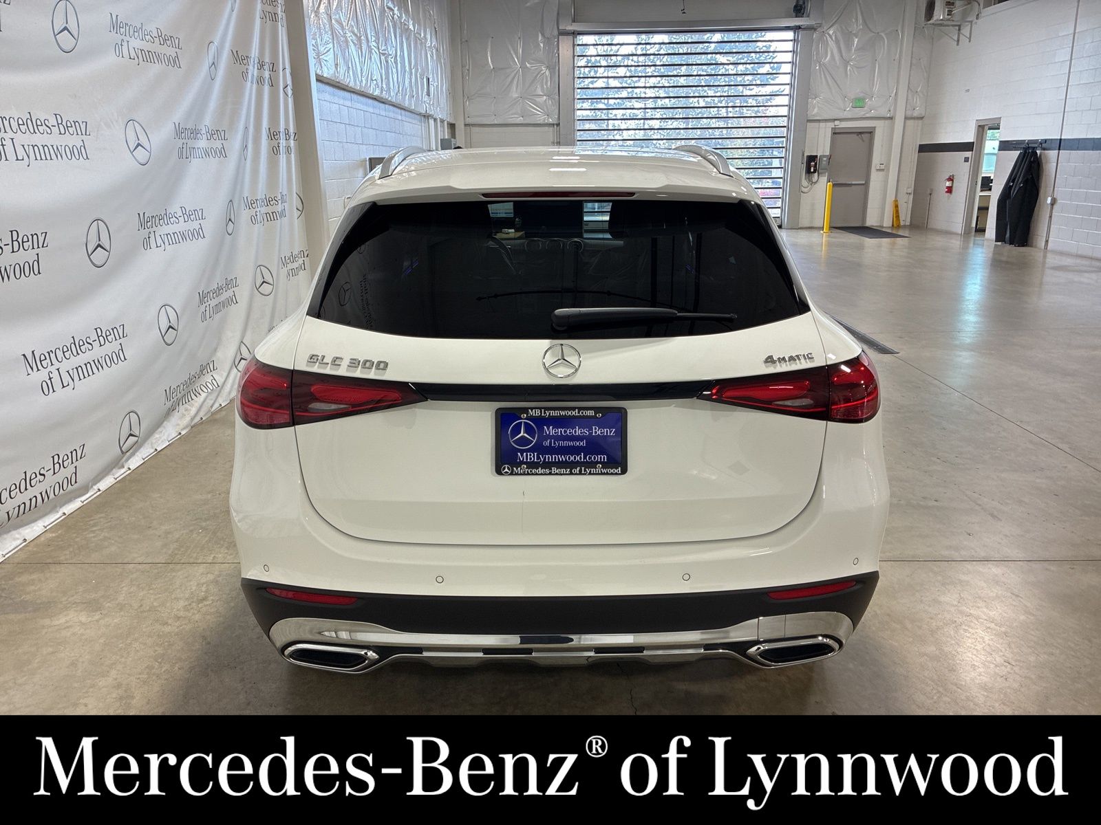 2025 Mercedes Benz GLC 300 4MATIC photo 3