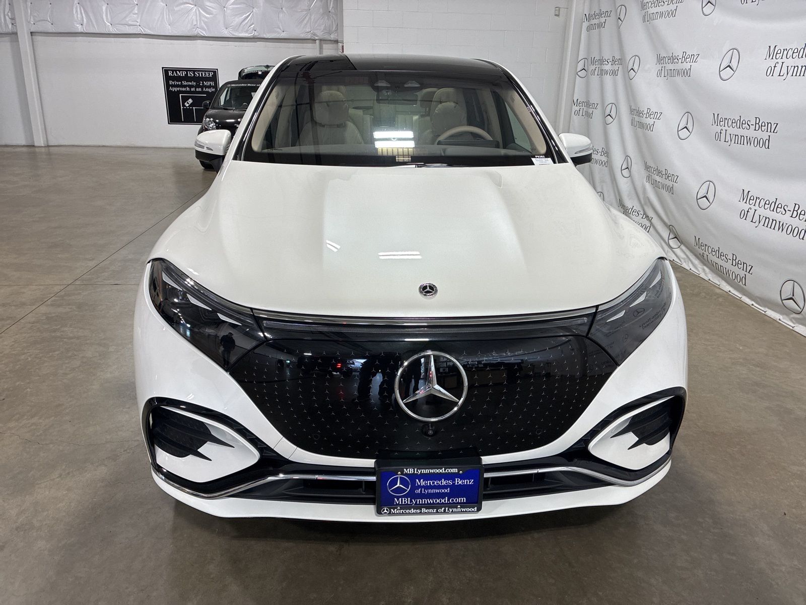 2023 Mercedes Benz EQS SUV 450 4MATIC photo 2