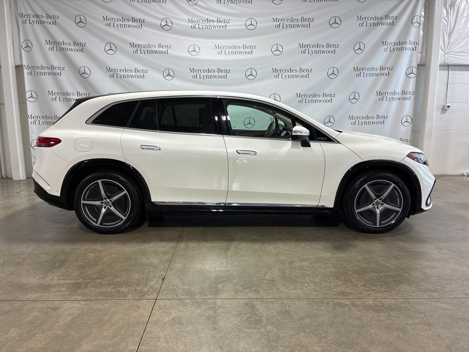 2023 Mercedes Benz EQS SUV 450 4MATIC photo 3