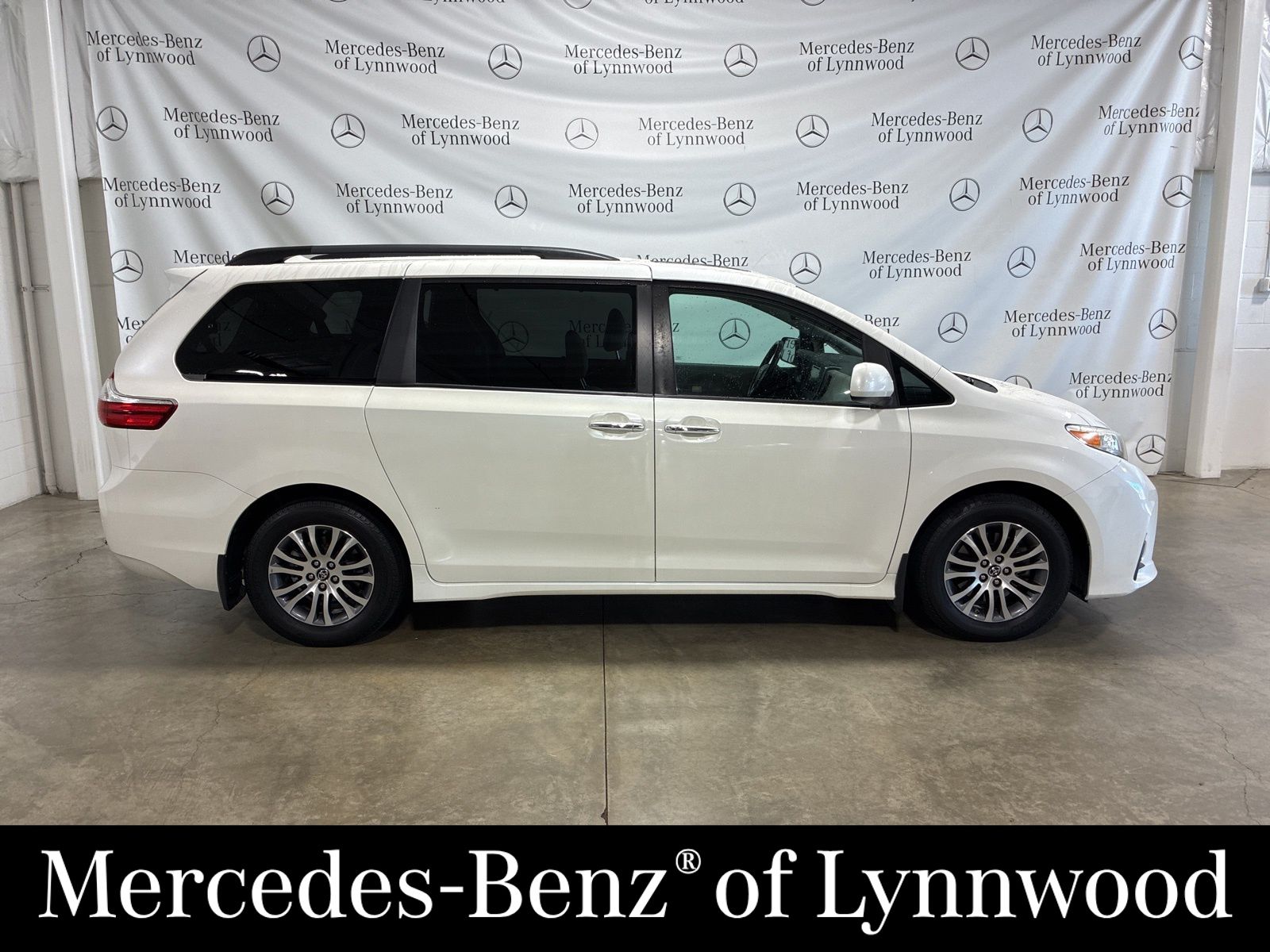 2019 Toyota Sienna XLE photo 2