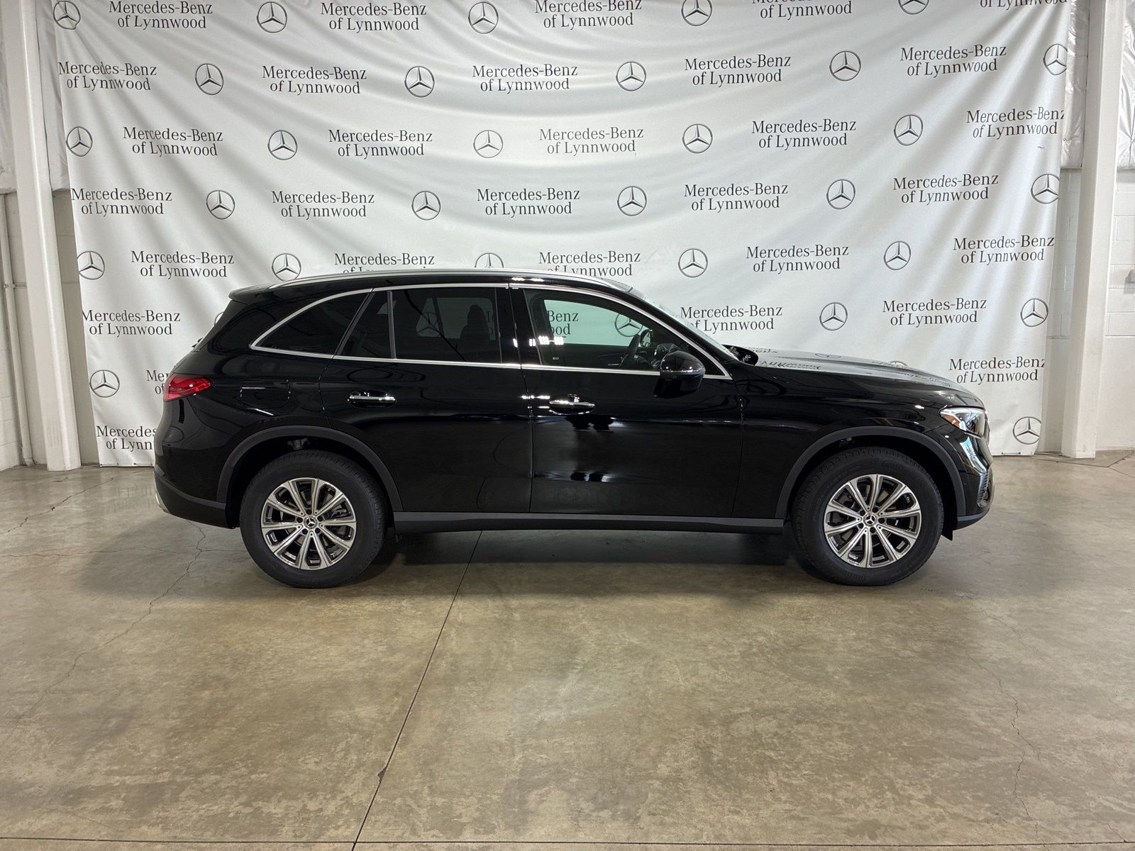 2026 Mercedes Benz GLC 300 4MATIC photo 3