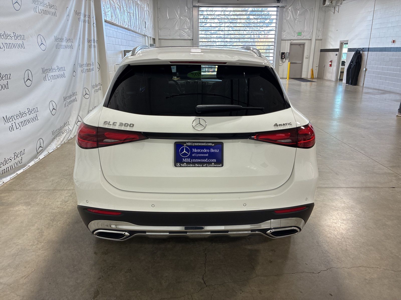 2025 Mercedes Benz GLC 300 4MATIC photo 3