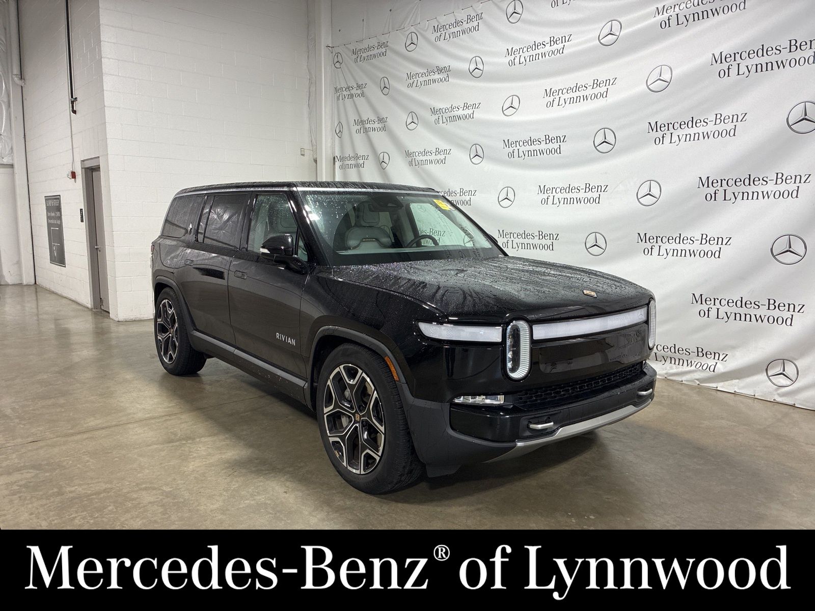 2024 Rivian R1S Adventure's photo