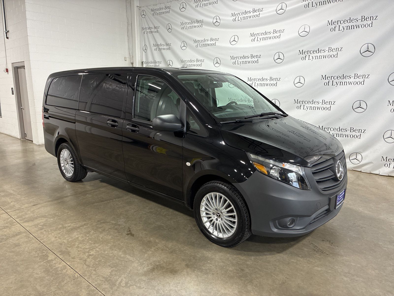 2023 Mercedes-Benz Metris Passenger Van Base's photo