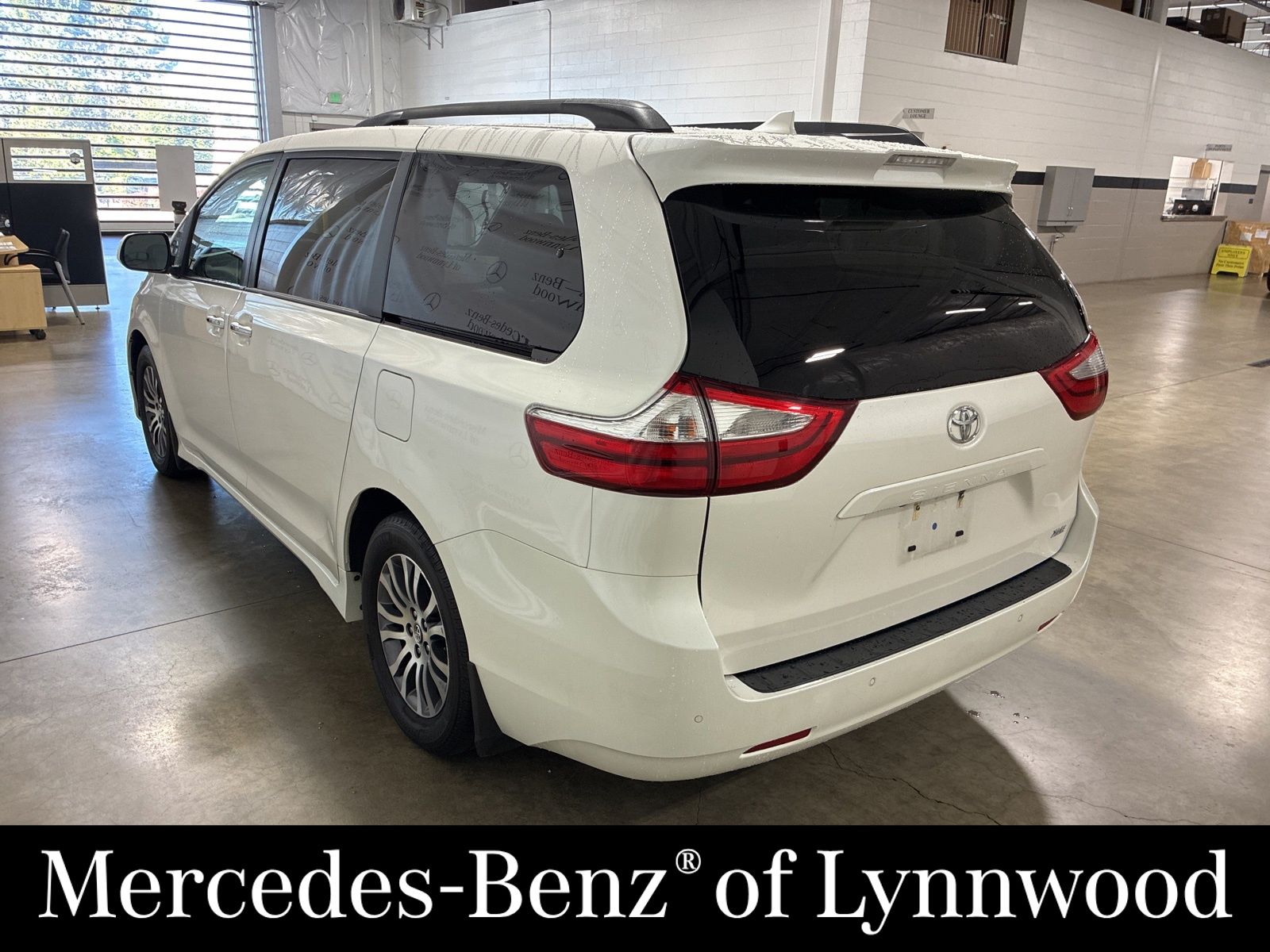 2019 Toyota Sienna XLE photo 3