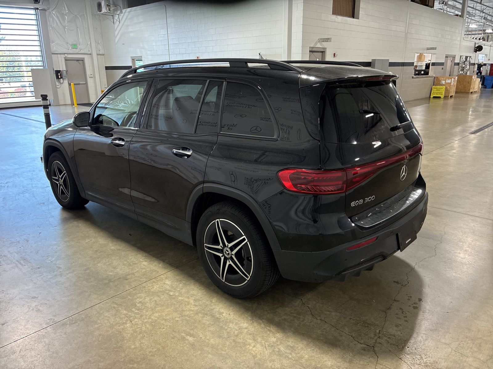2024 Mercedes Benz EQB 300 4MATIC photo 2