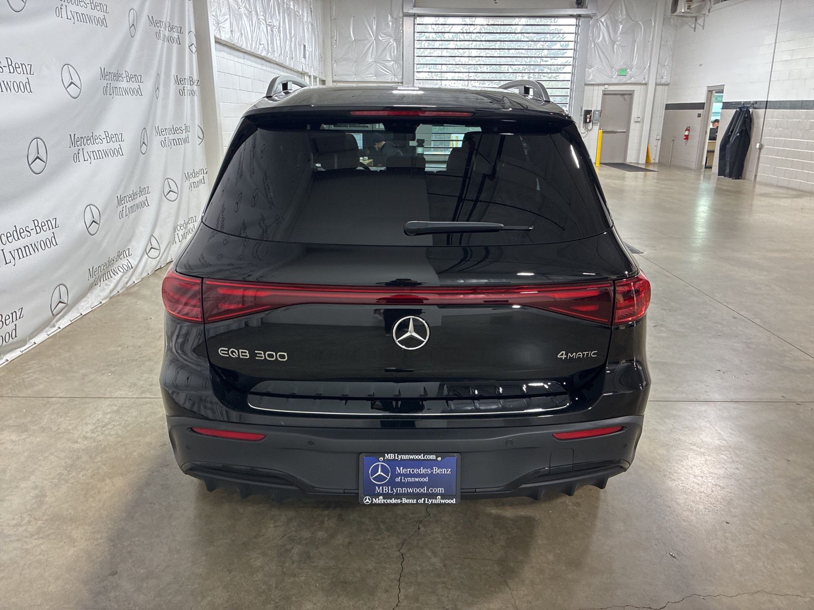 2024 Mercedes Benz EQB 300 4MATIC photo 2
