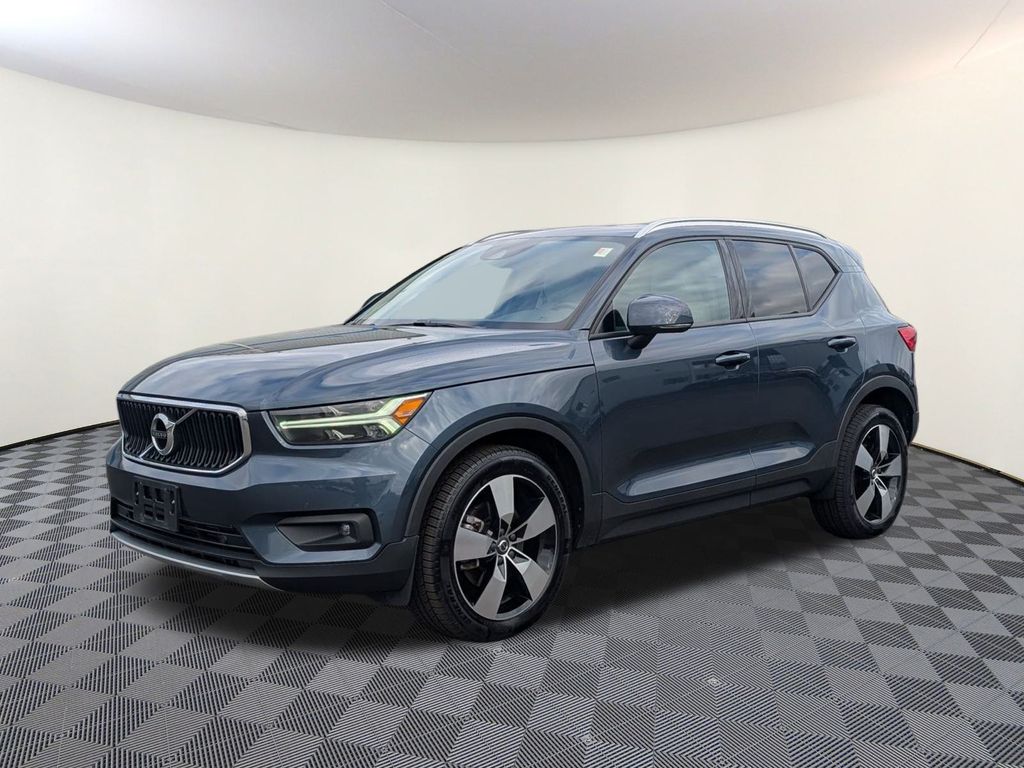 2021 Volvo XC40 Momentum