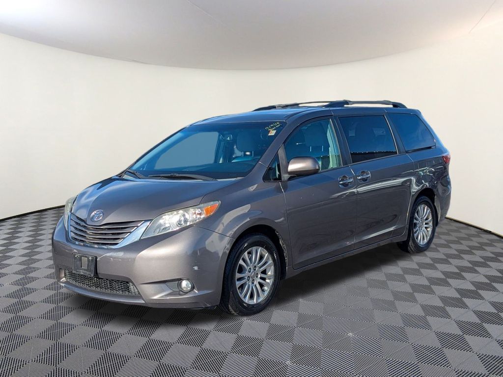 2015 Toyota Sienna XLE's photo