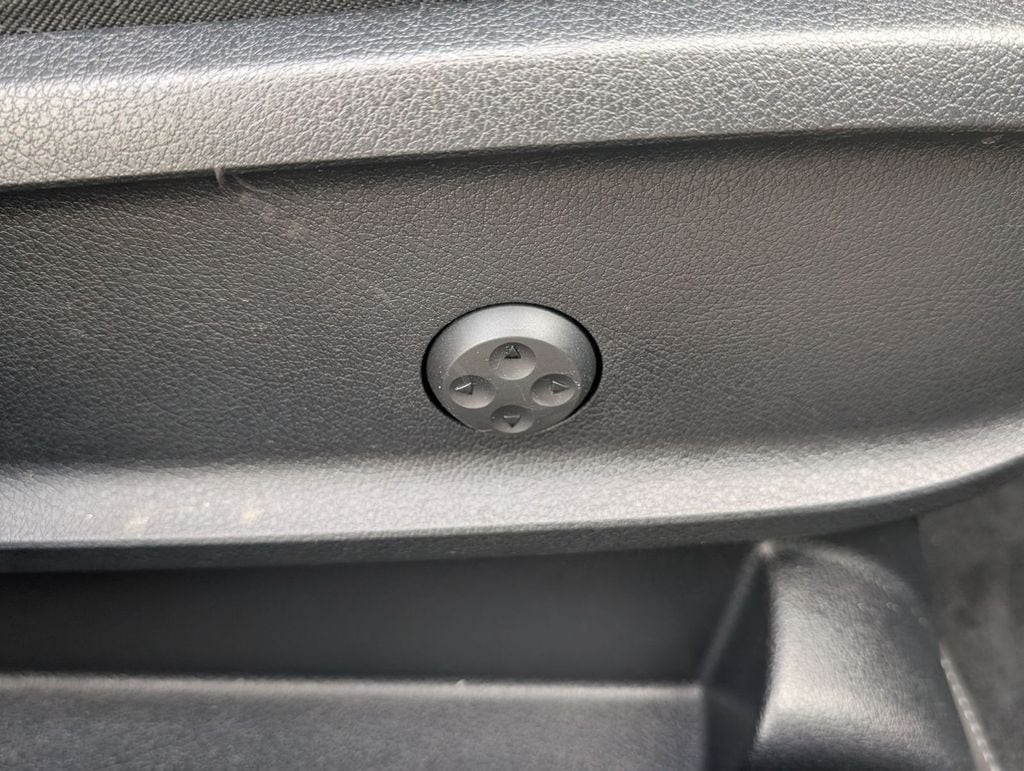 2025 Mercedes-Benz GLB Base - Photo 36