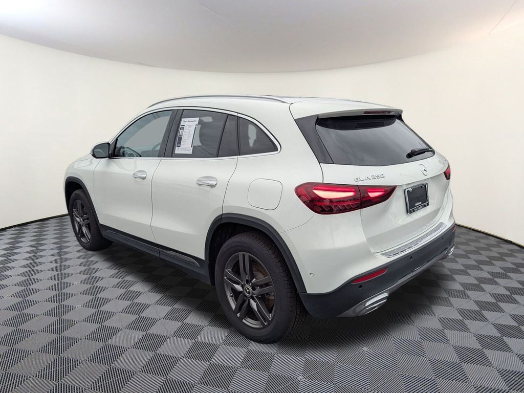 2025 Mercedes Benz GLA 250 4MATIC photo 4