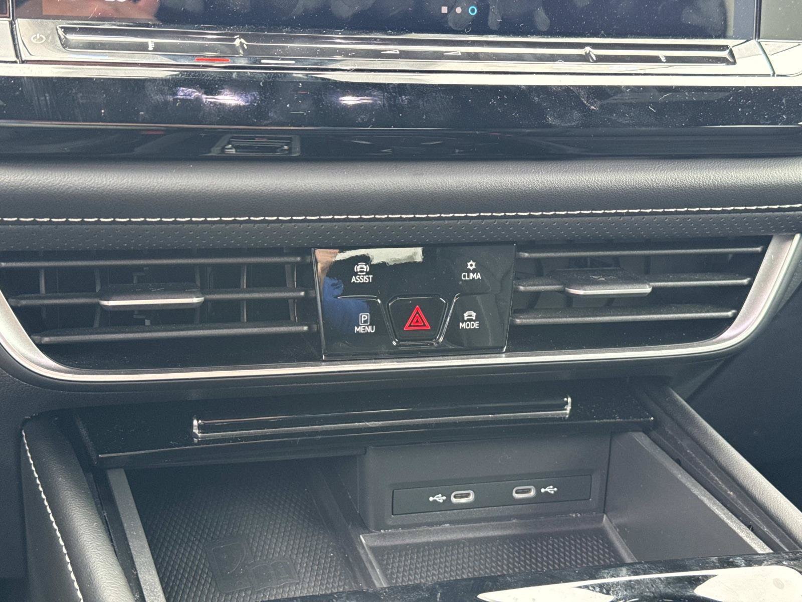 2024 Volkswagen Atlas Cross Sport SE w/Tech - Photo 24