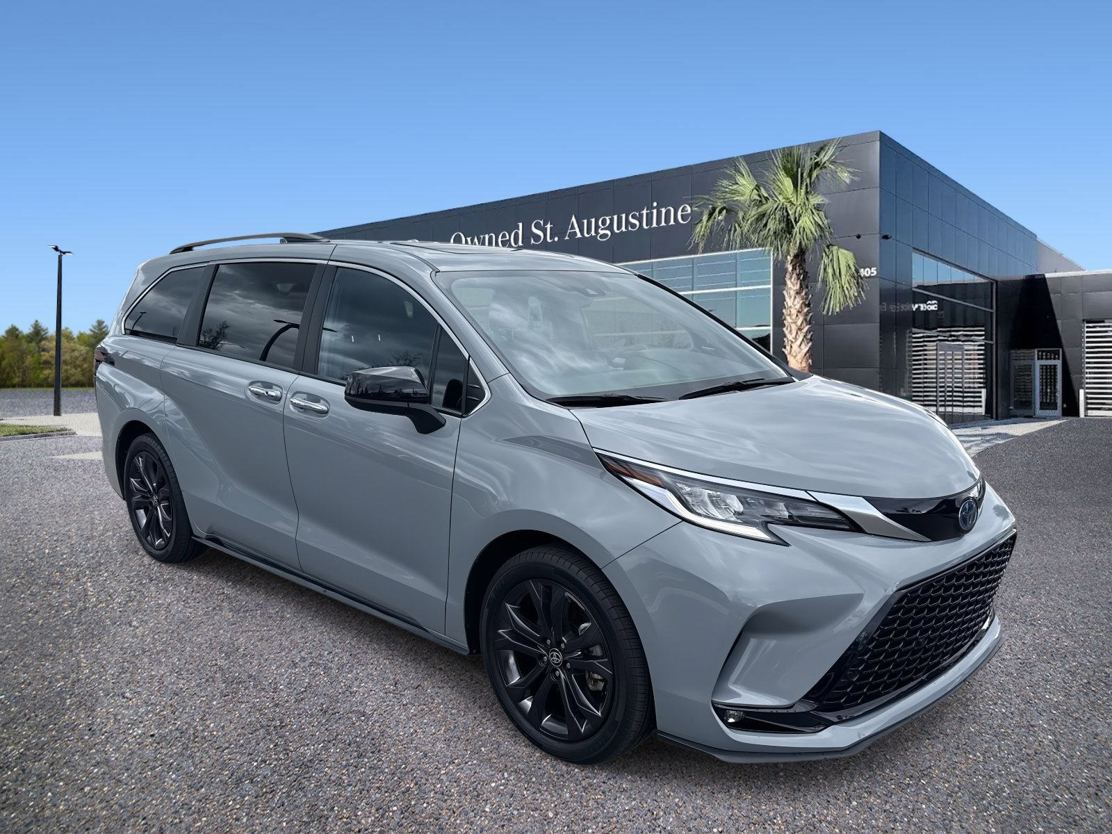 2024 Toyota Sienna XSE's photo