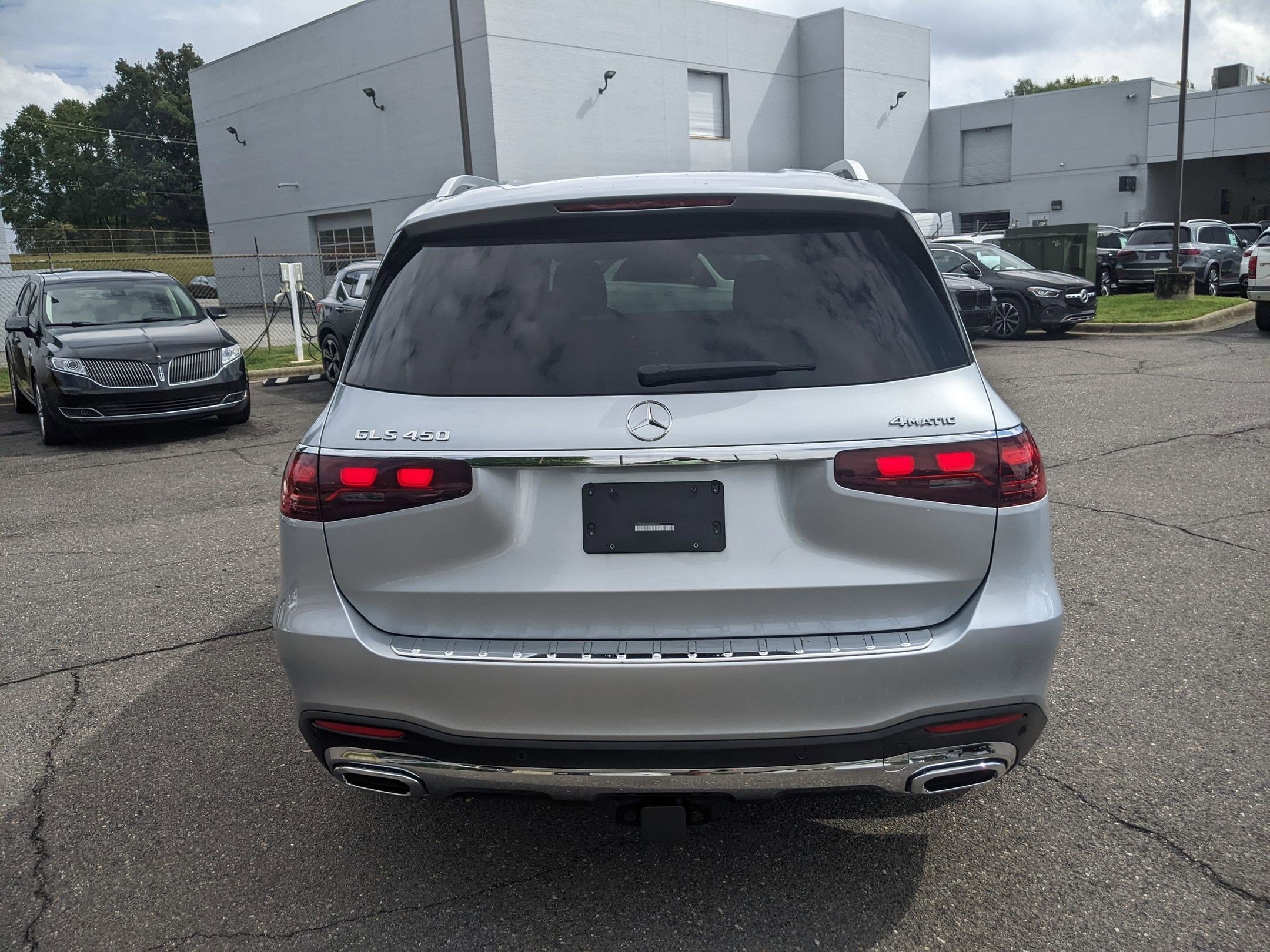2025 Mercedes Benz GLS 450 4MATIC photo 3