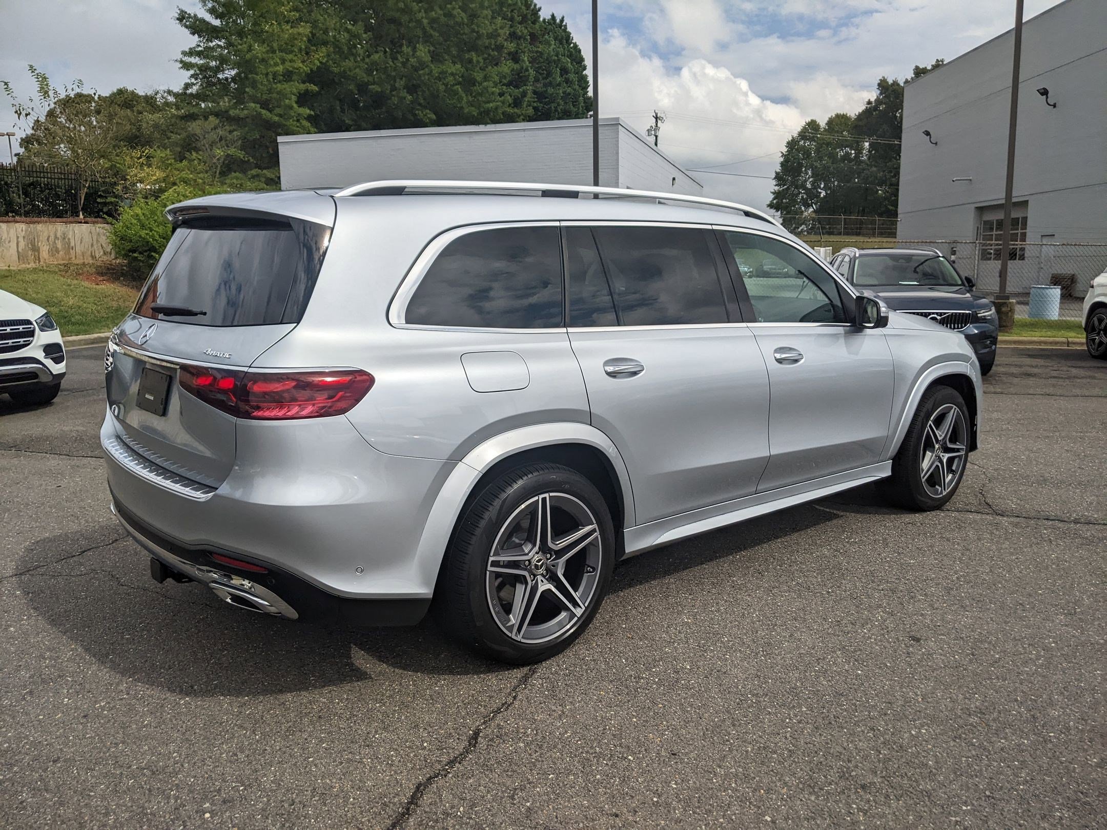 2025 Mercedes Benz GLS 450 4MATIC photo 2
