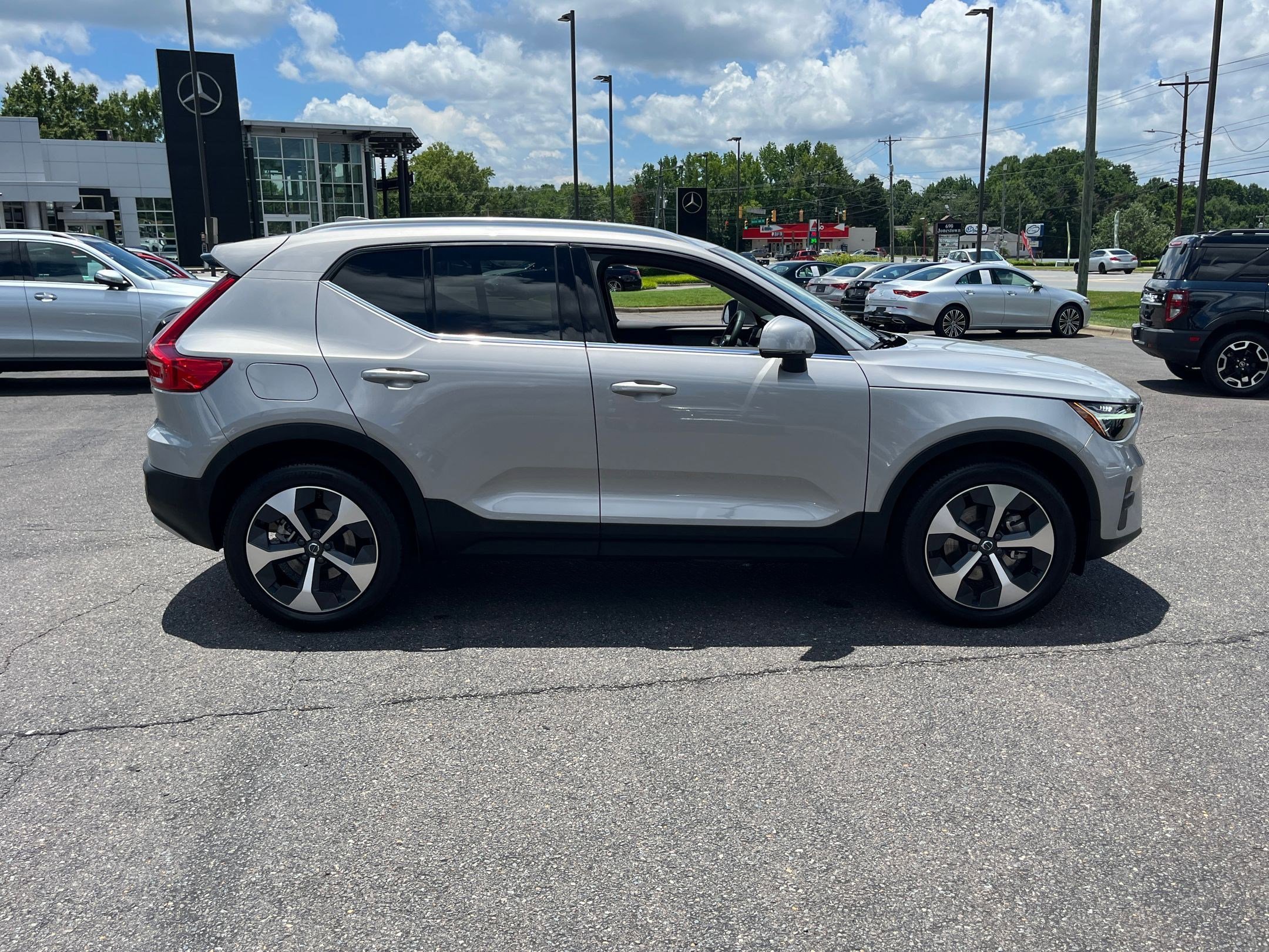 2023 Volvo XC40 Plus photo 2