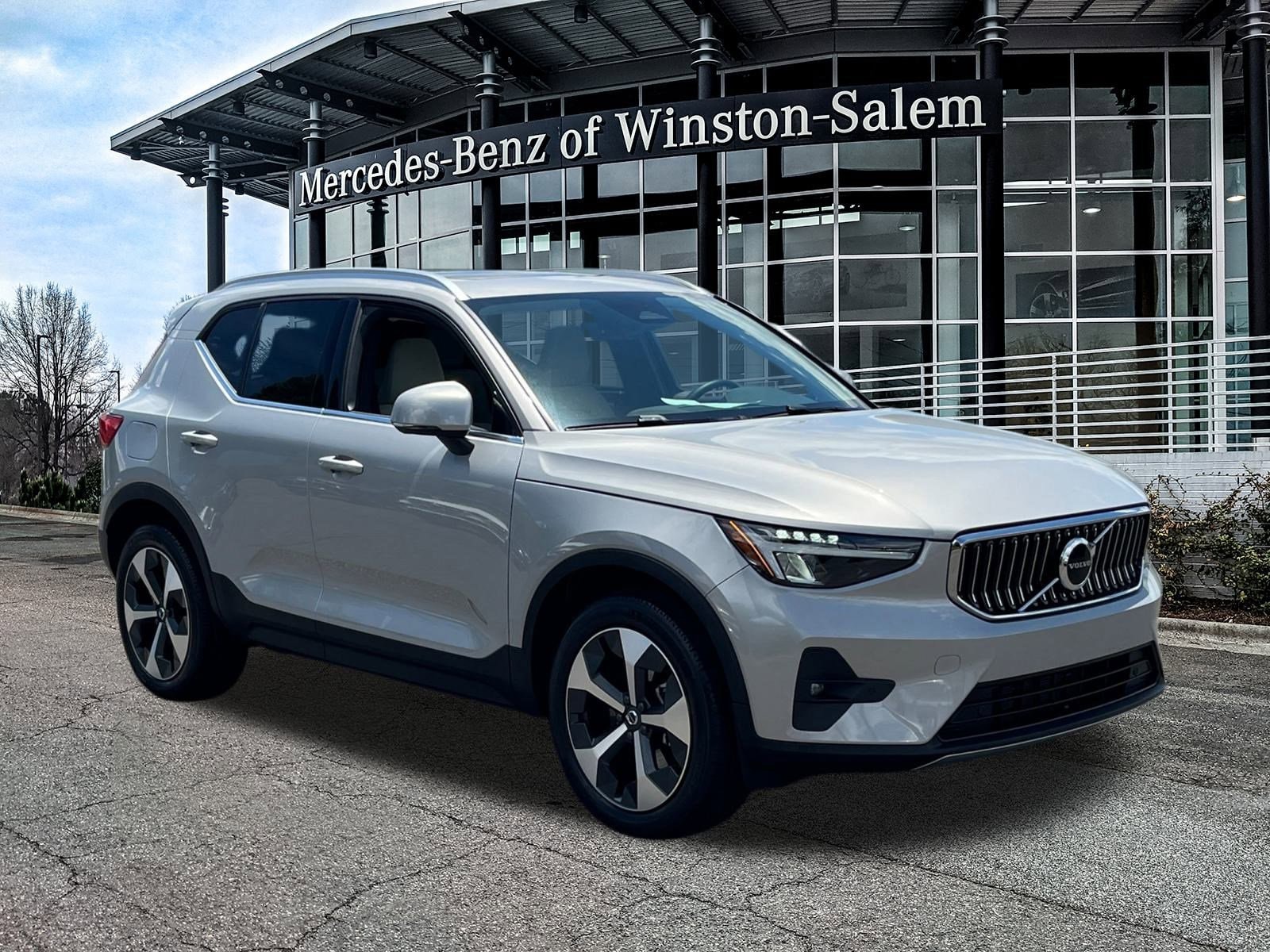 2023 Volvo XC40 B5 AWD Plus Bright