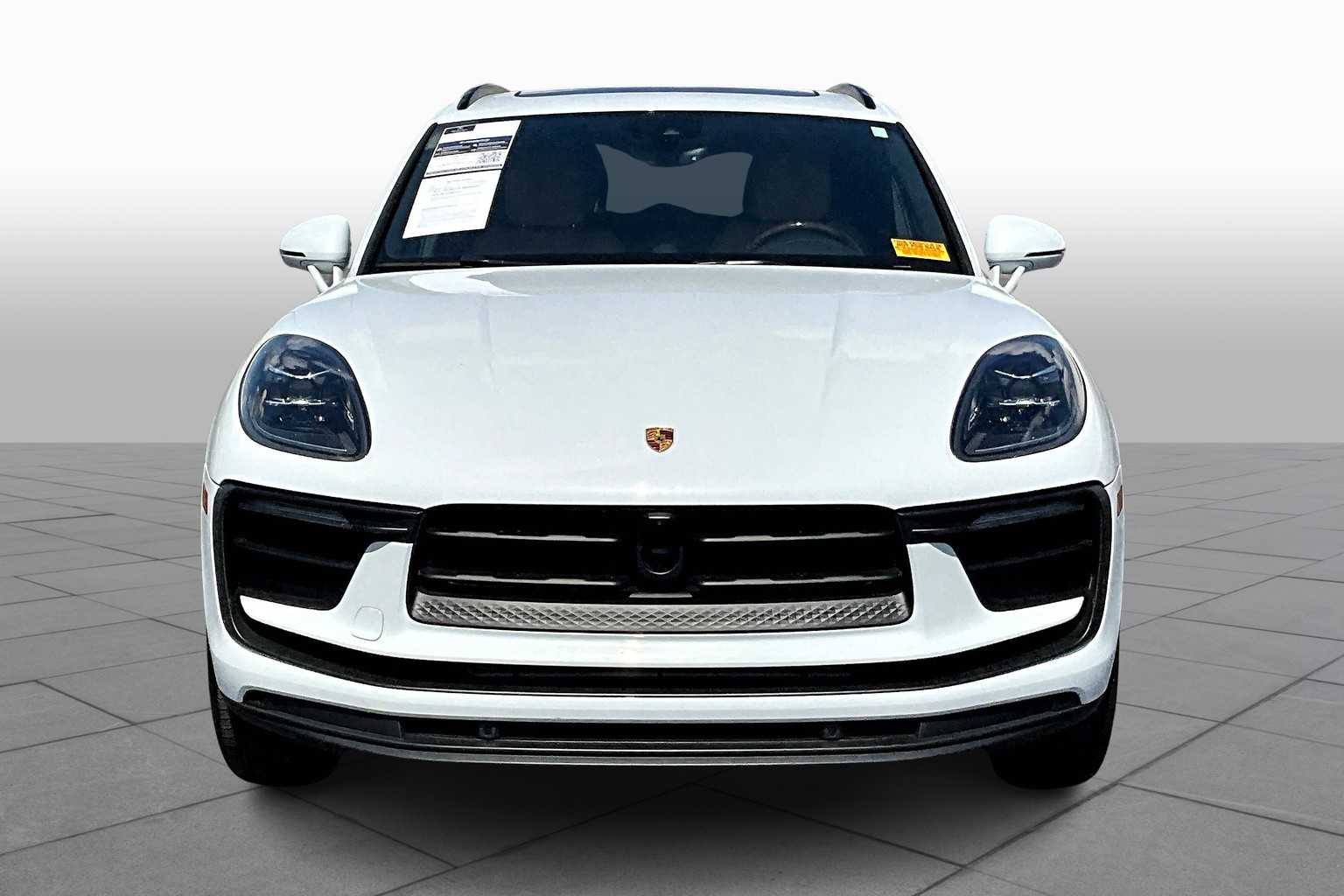 2025 Porsche Macan T photo 2