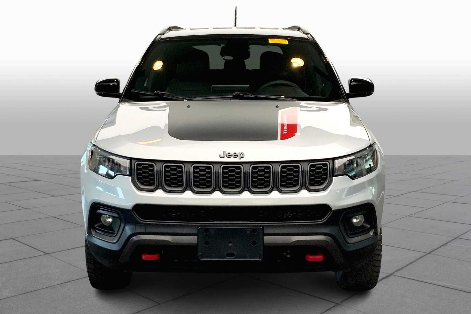 2024 Jeep Compass Trailhawk photo 2