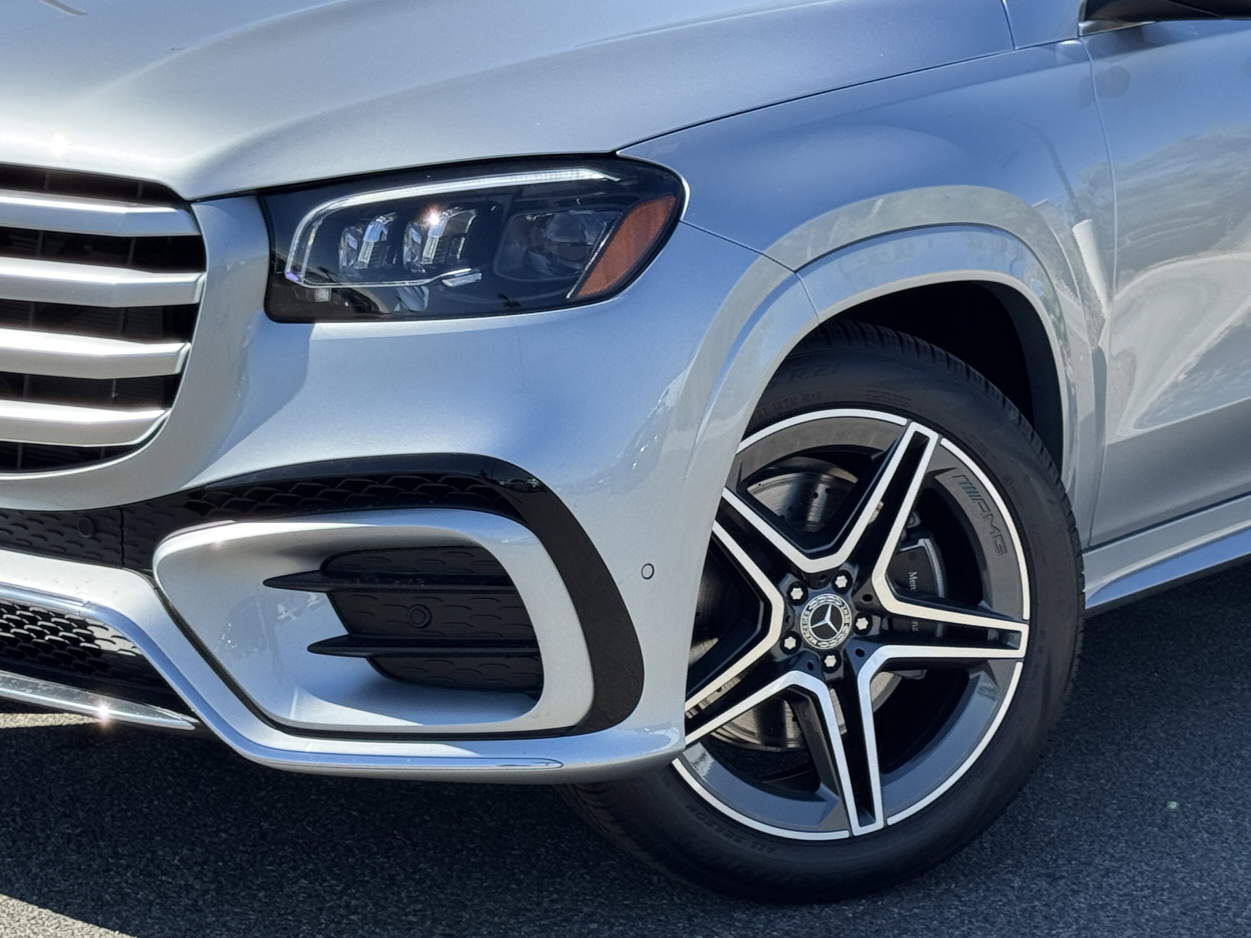 2025 Mercedes Benz GLS 450 4MATIC photo 4