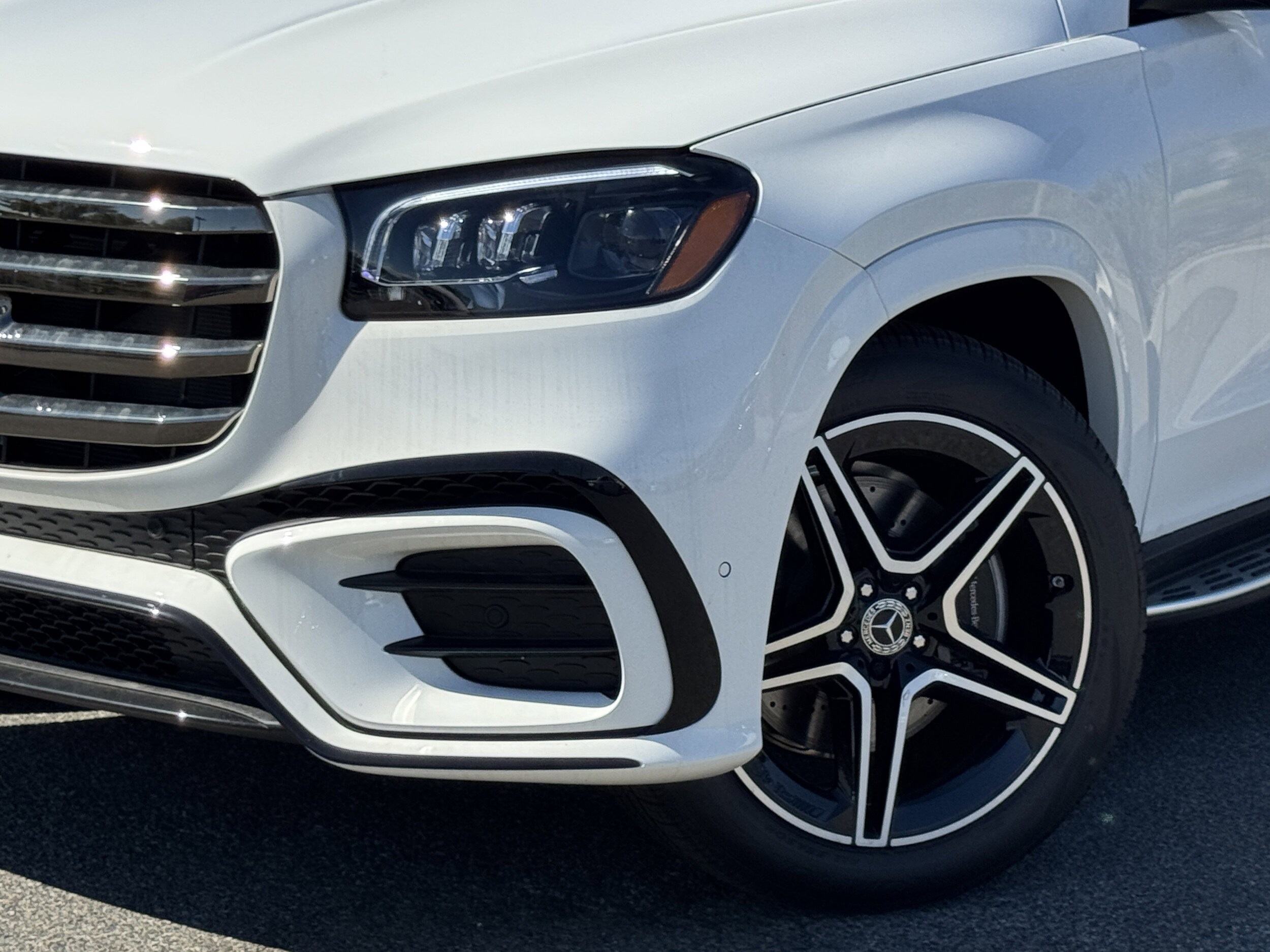 2025 Mercedes Benz GLS 450 4MATIC photo 4
