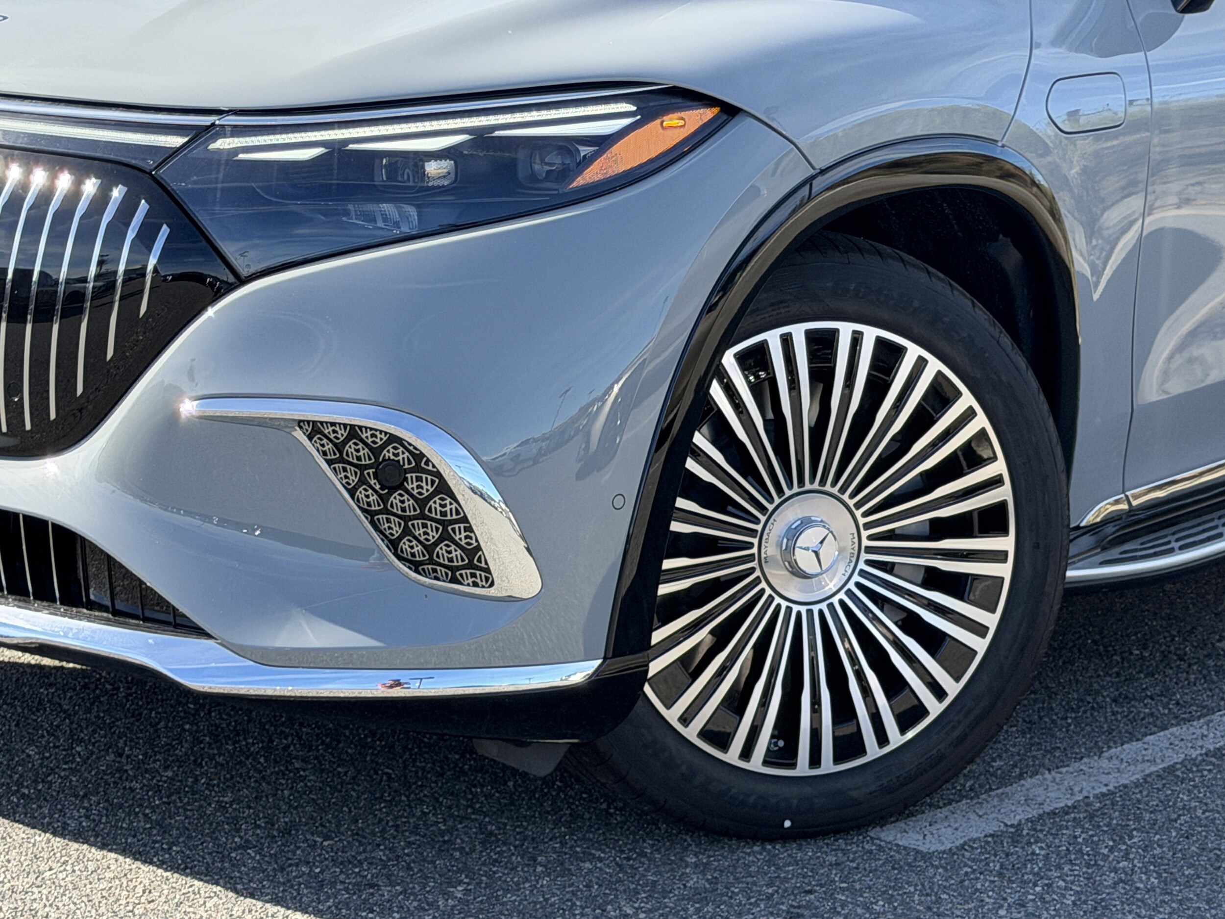 2025 Mercedes Benz EQS SUV 680 4MATIC photo 3