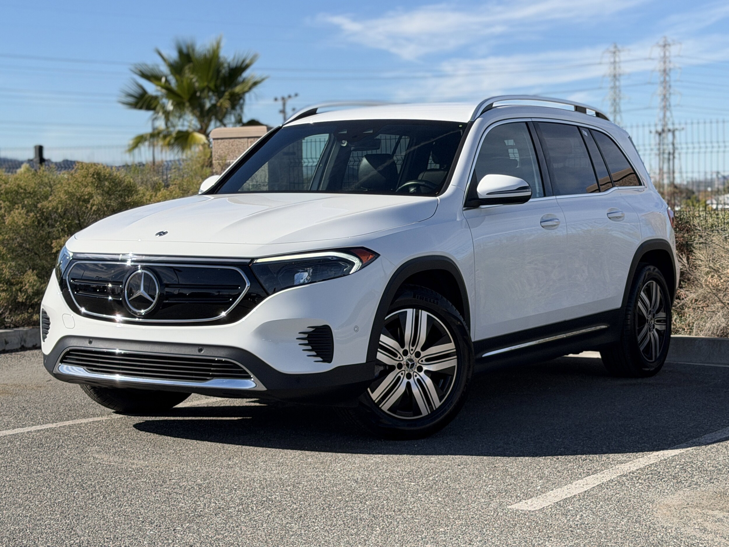 2023 Mercedes Benz EQB 300 4MATIC photo 2