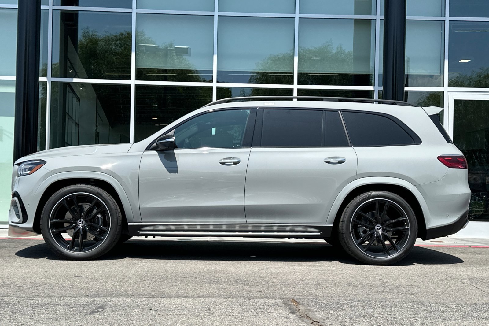 2025 Mercedes Benz GLS 580 4MATIC photo 3