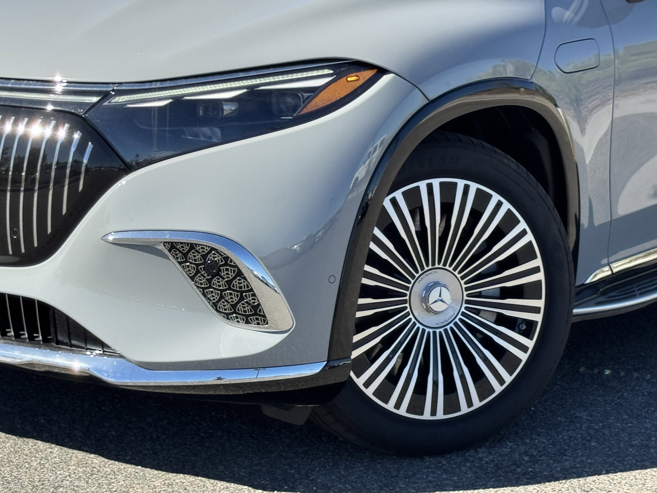 2025 Mercedes Benz EQS SUV 680 4MATIC photo 2