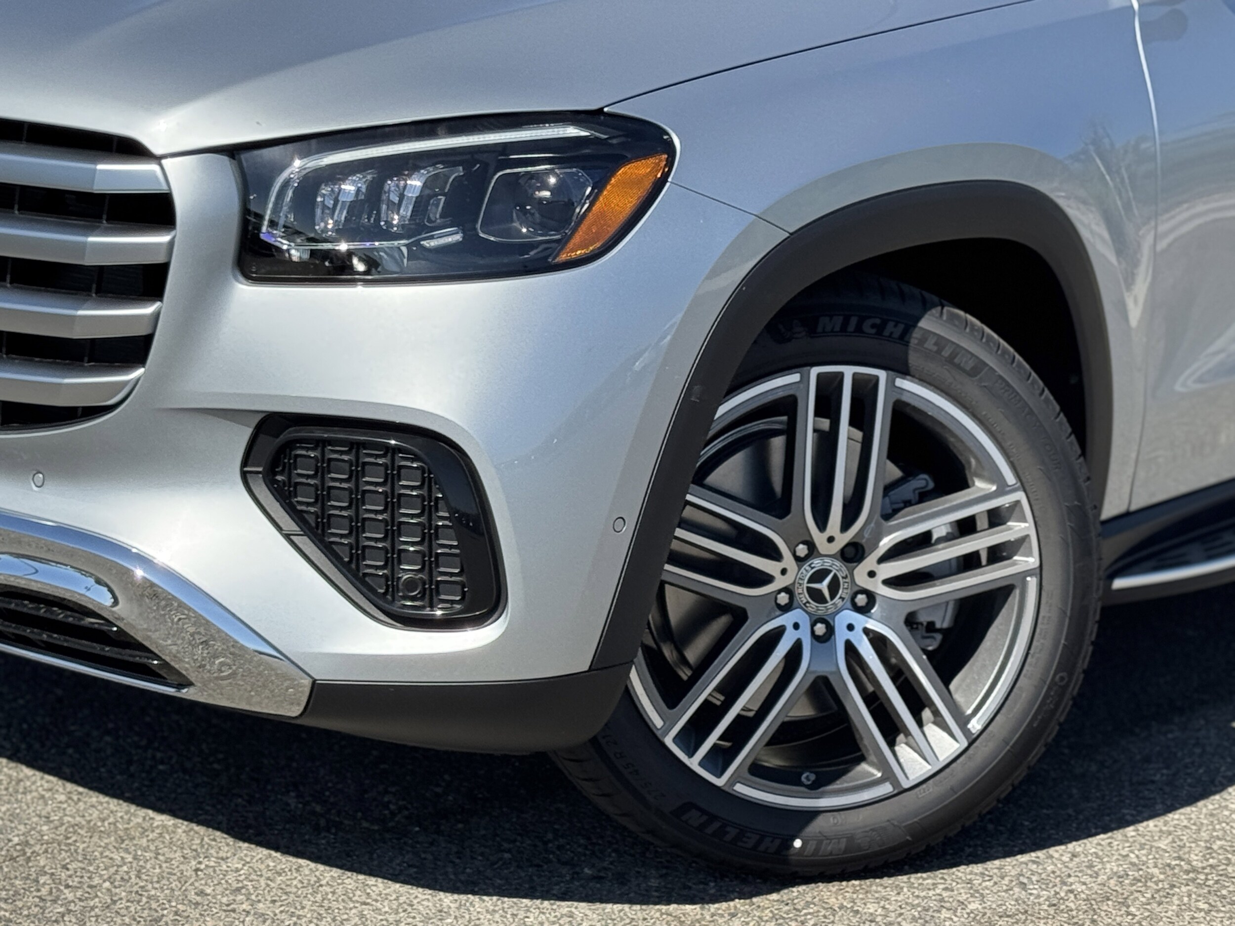 2026 Mercedes Benz GLS 450 4MATIC photo 3