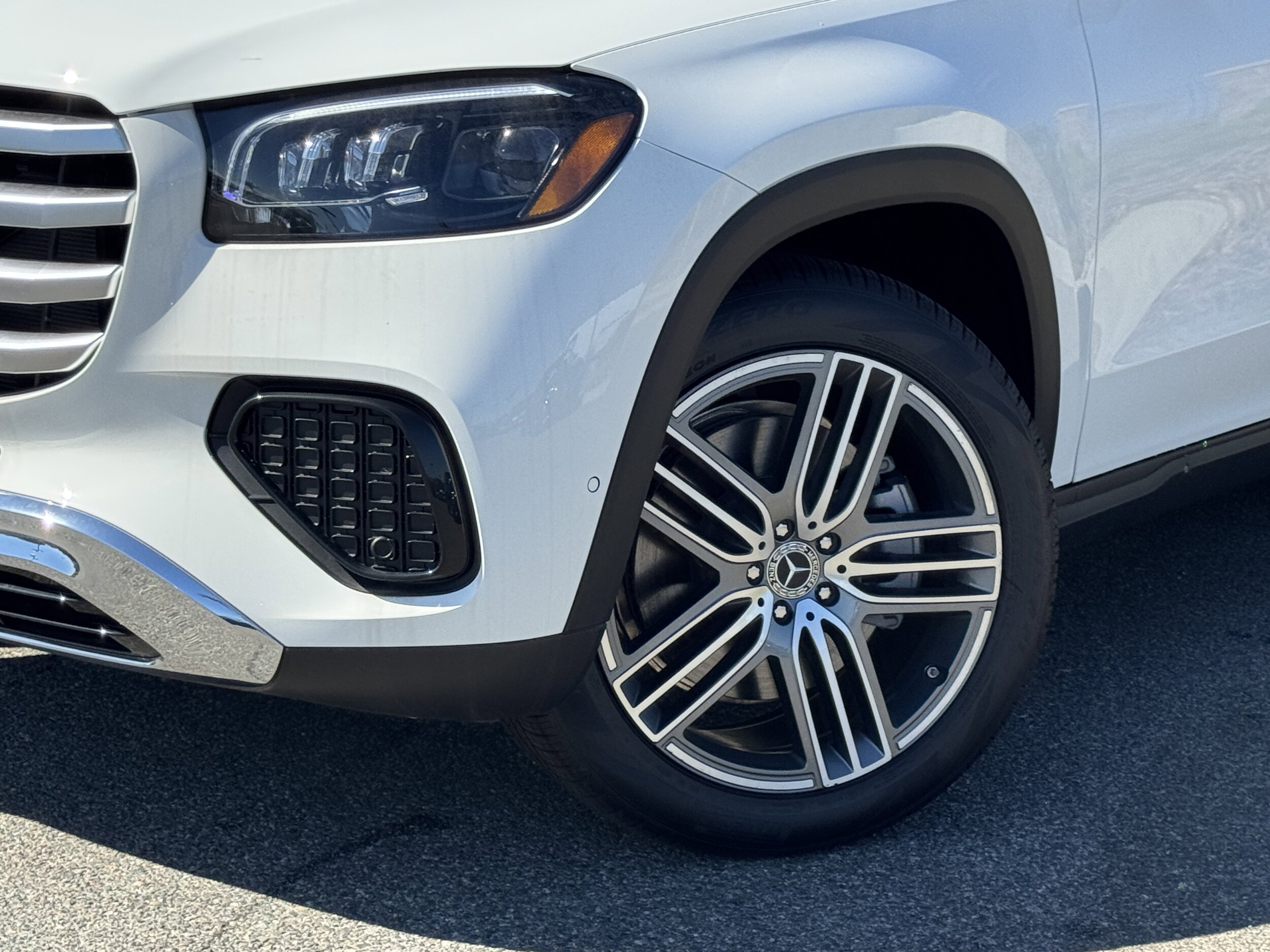2025 Mercedes Benz GLS 450 4MATIC photo 4